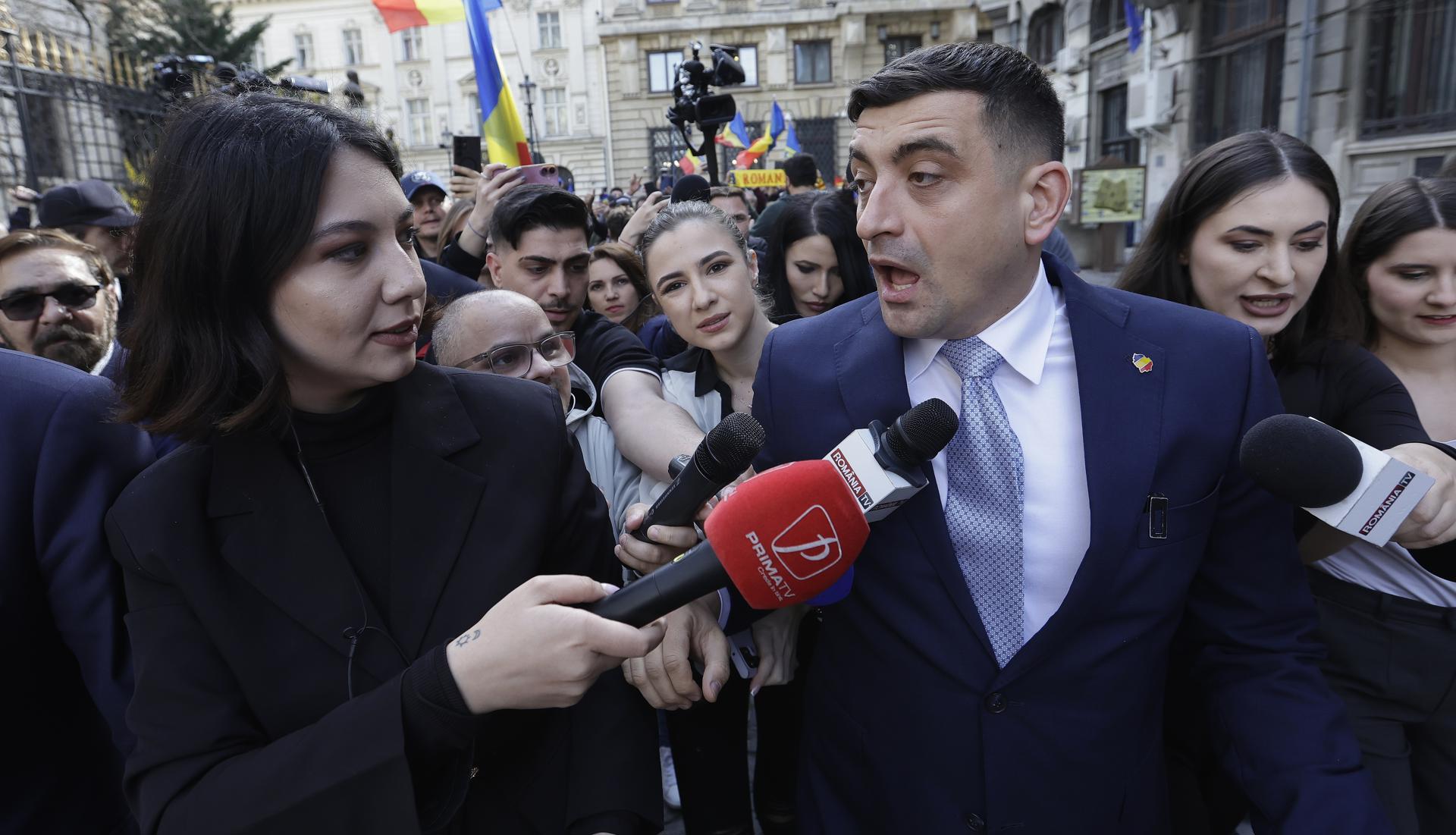 El líder del partido Alianza Ultranasionalista por la Unión de Rumanos (AUR), George Simion (D), interactúa con los reporteros tras registrarse para la carrera presidencial de 2025 en la sede de la Oficina Central Electoral (BEC) en Bucarest, Rumanía, 14 de marzo de 2025. Simion reemplazará a Calin Georgescu como el principal candidato de extrema derecha en las elecciones presidenciales de mayo, pero la líder del Partido de los Jóvenes (POT), Anamaria Gavrila, estará lista para reemplazar a Simion si la BEC invalida su candidatura. (Elecciones, Rumanía, Bucarest) EFE/EPA/ROBERT GHEMENT