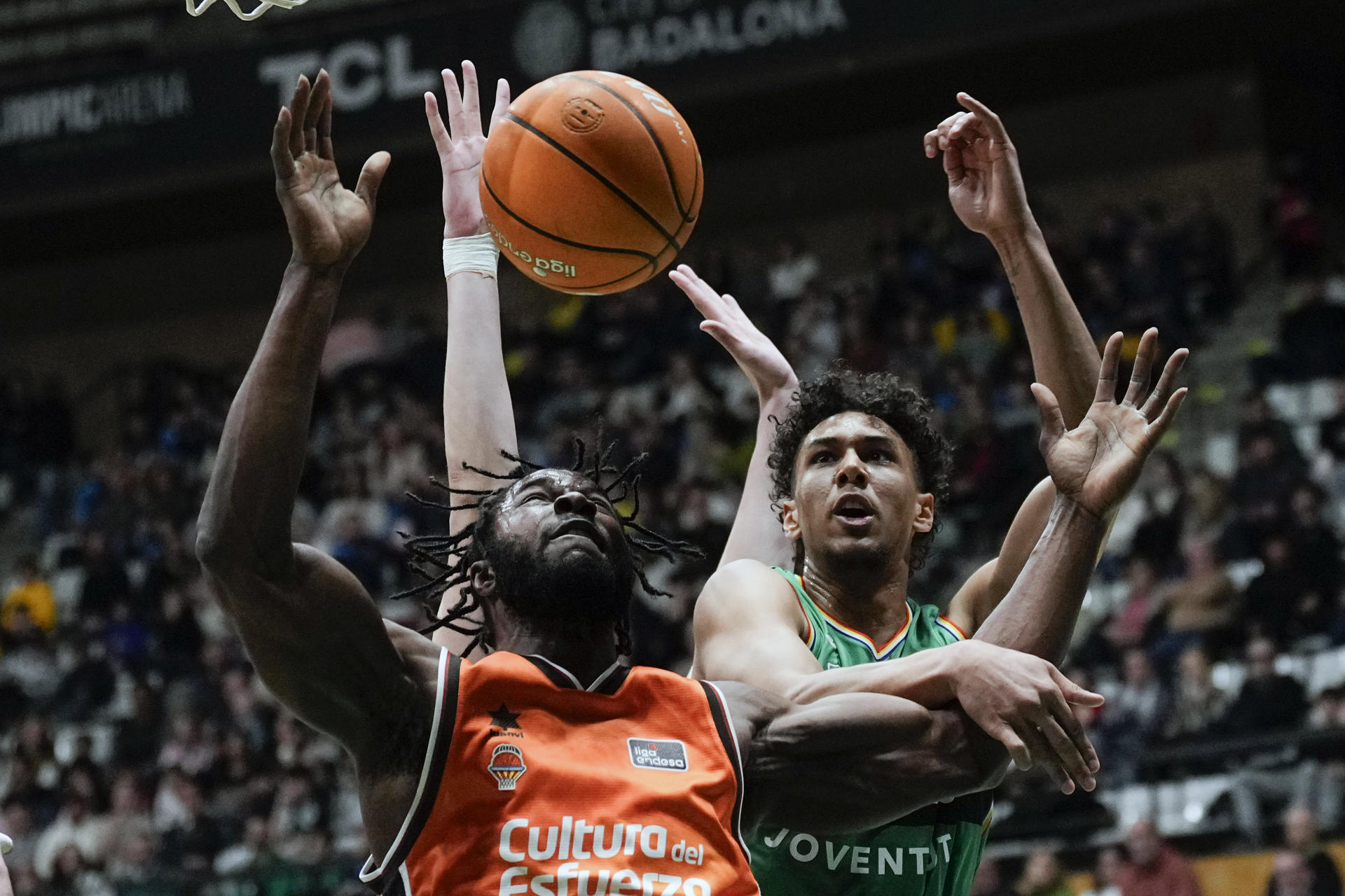 El alero nigeriano de Valencia Basket, Semi Ojeleye (i), pelea el balón ante el jugador neerlandés del Joventut, Yannick Kraag, durante el encuentro correspondiente a la fase regular de la Liga Endesa que disputaron en el Pabellón Olímpico de Badalona. EFE/ Enric Fontcuberta.
