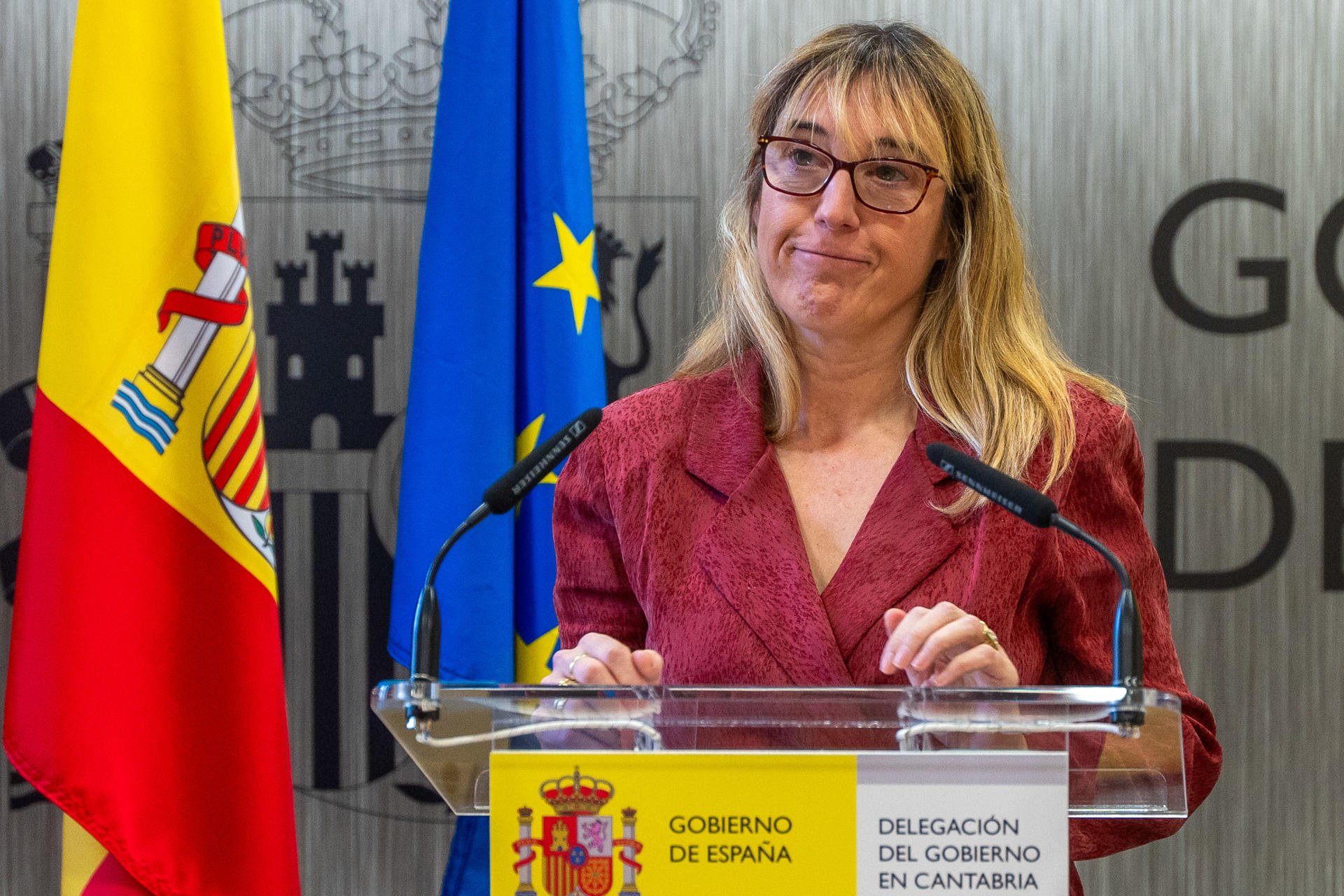 La delegada del gobierno en Cantabria, Eugenia Gòmez de Diego, informa sobre el accidente mortal en el puerto de Lunada, Cantabria, en el que han fallecido cuatro jóvenes de Madrid. EFE/ Román G. Aguilera