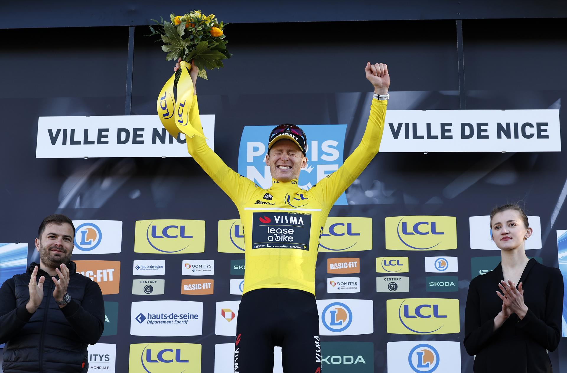 El corredor estadounidense Matteo Jorgenson, del Visma Lease, celebra su victoria en el podio su victoria final en la París-Niza con final en Niza de 119.9km. EFE/EPA/SEBASTIEN NOGIER