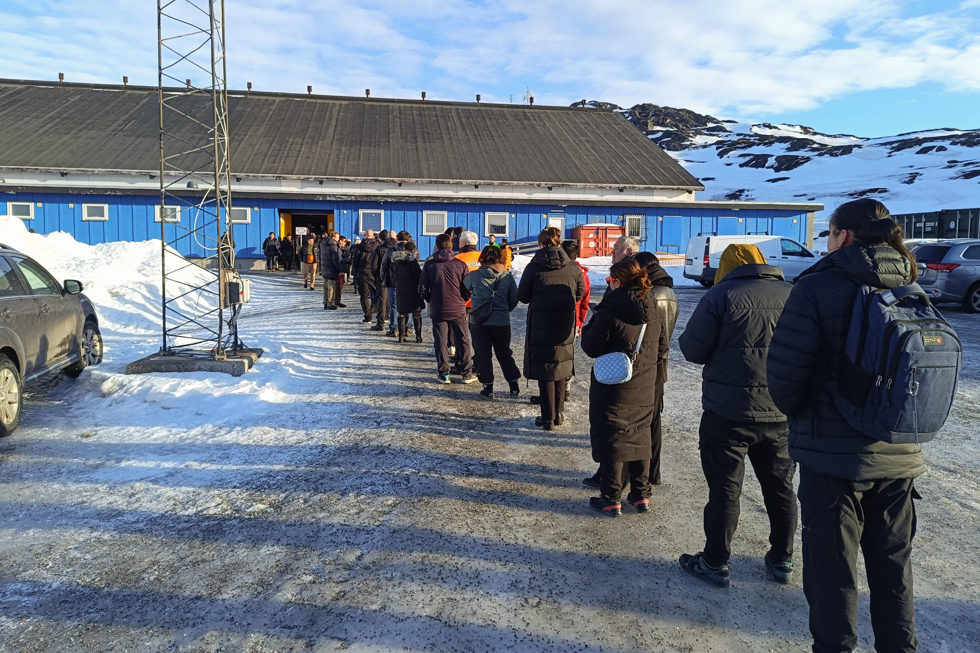 Vista general de una larga fila de votantes antes de ingresar al polideportivo Godthaabshallen, en la ciudad de Nuuk, para votar en las elecciones generales en Groenlandia. EFE/Mads Claus Rasmussen