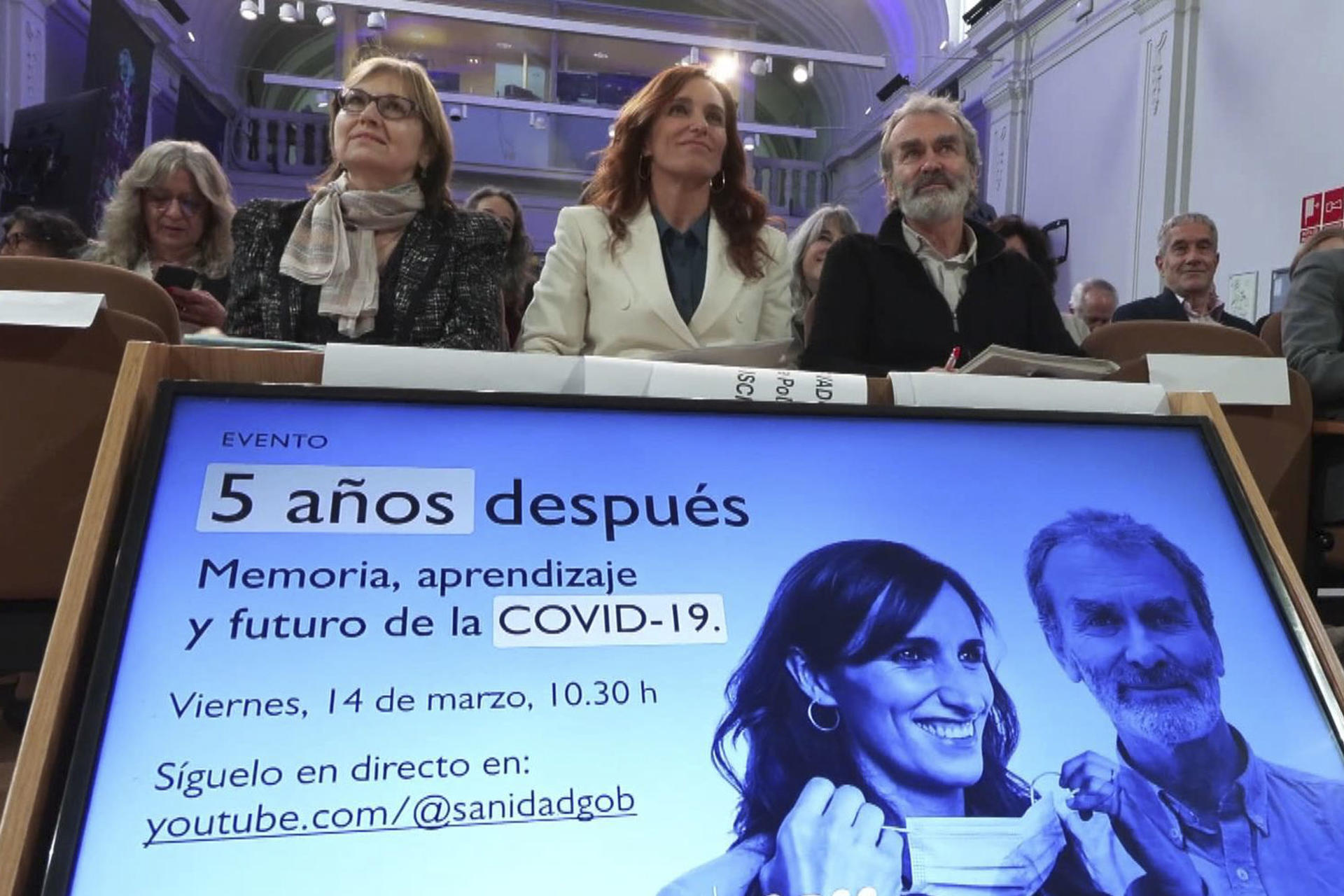 La ministra de Sanidad, Mónica García (c) y el director del Centro de Coordinación de Alertas y Emergencias Sanitarias (CCAES), Fernando Simón, antes de mantener este viernes un diálogo abierto en el evento '5 años después: memoria, aprendizaje y futuro de la COVID-19', que ha reunido también a destacados expertos y autoridades en salud pública. EFE/ EFE TV