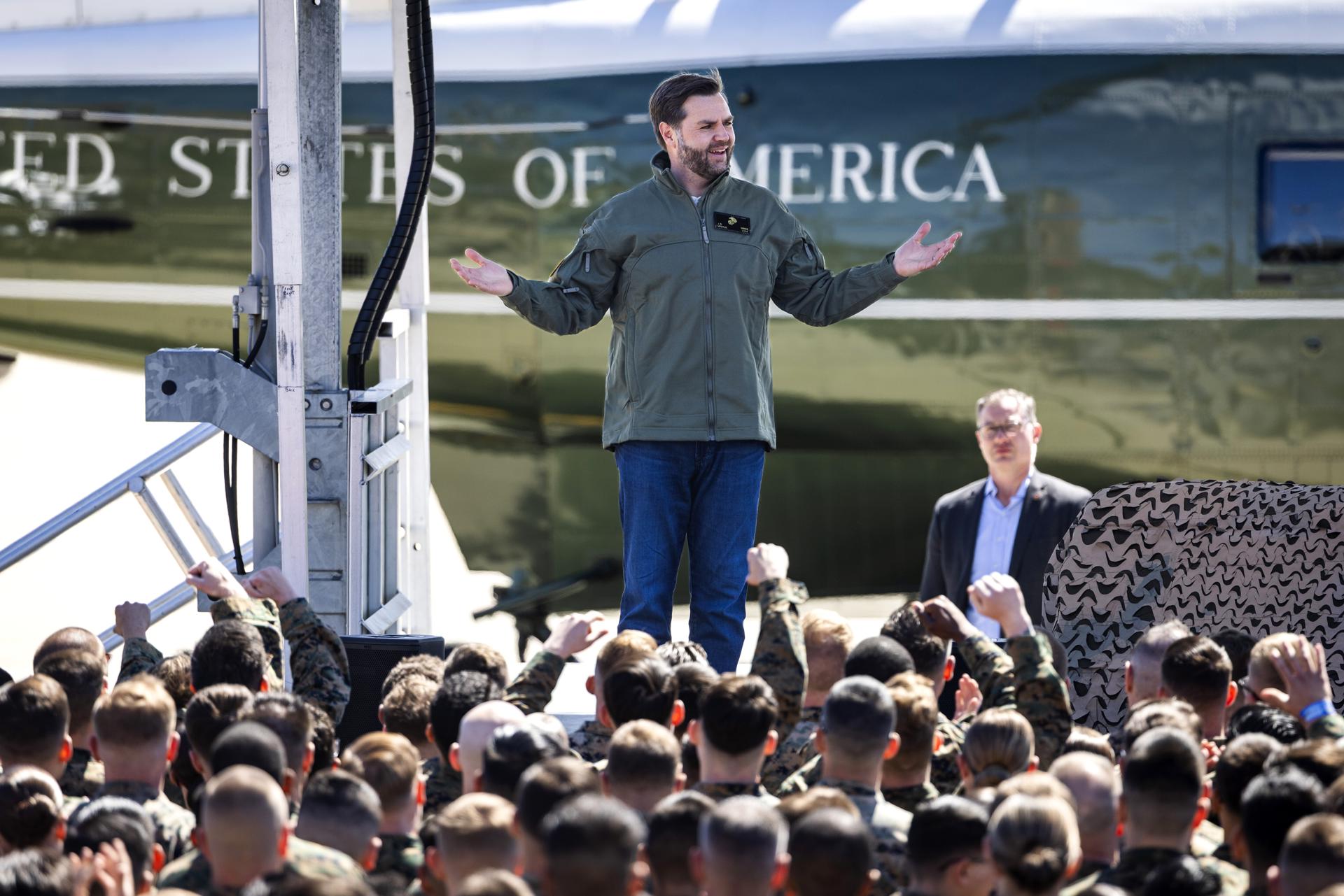 El vicepresidente de EE. UU., JD Vance, habla con marines en la Base Naval de Quantico en Quantico, Virginia, EE. UU., 26 de marzo de 2025. EFE/JIM LO SCALZO