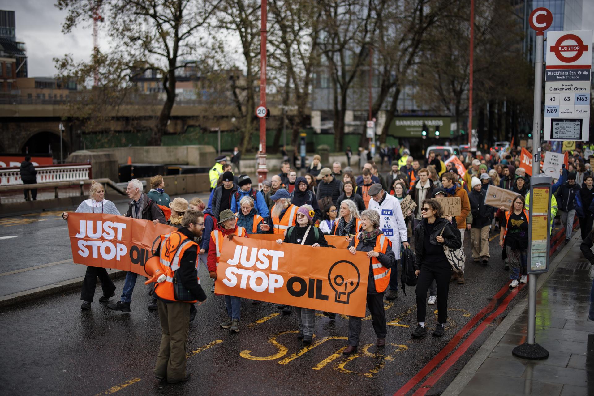 Environmental activists from the 'Just Stop Oil' protest group attend the 'People vs Oil' march to protest against the UK government licensing more than 100 new oil and gas projects, in London, Britain, 18 November 2023.EFE/EPA/TOLGA AKMEN/Archivo