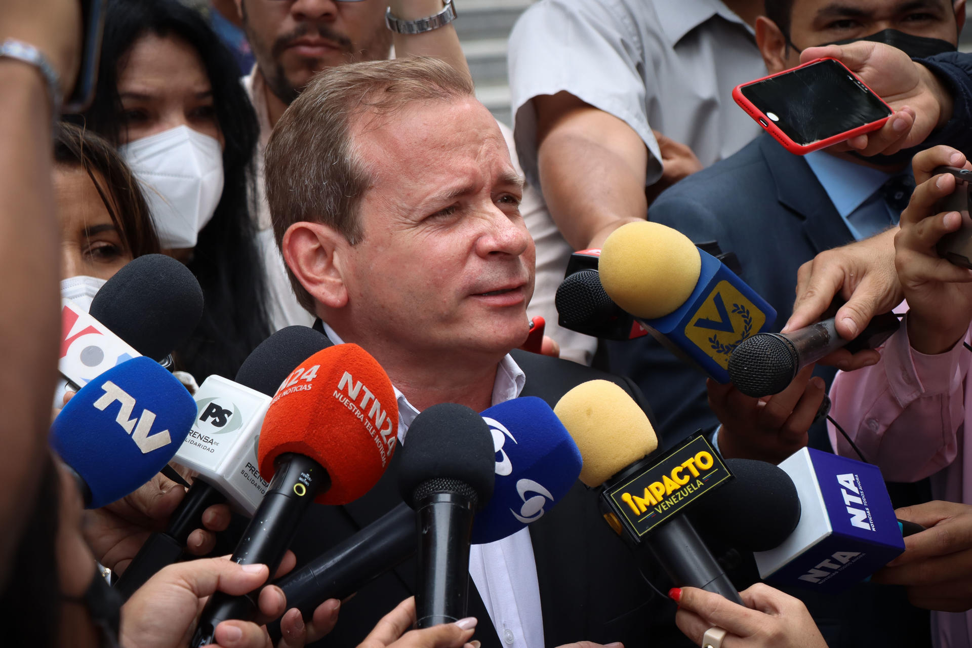 Fotografía de archivo en la que se registró al líder opositor venezolano Juan Pablo Guanipa, al atender la prensa, en Caracas (Venezuela). EFE/Ronald Peña