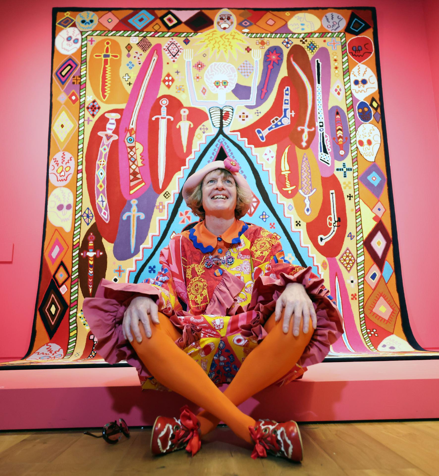 El artista británico Grayson Perry posa con su obra durante la exhibición 'Grayson Perry: Delirios de Grandeza' en la Colección Wallace en Londres, Reino Unido, 25 de marzo de 2025. La Colección Wallace presenta cuarenta nuevas obras de Grayson Perry, incluidas tapices, cerámicas y obras sobre papel. La exposición se lleva a cabo del 28 de marzo al 26 de octubre de 2025. (United Kingdom, London) 
EFE/EPA/ANDY RAIN