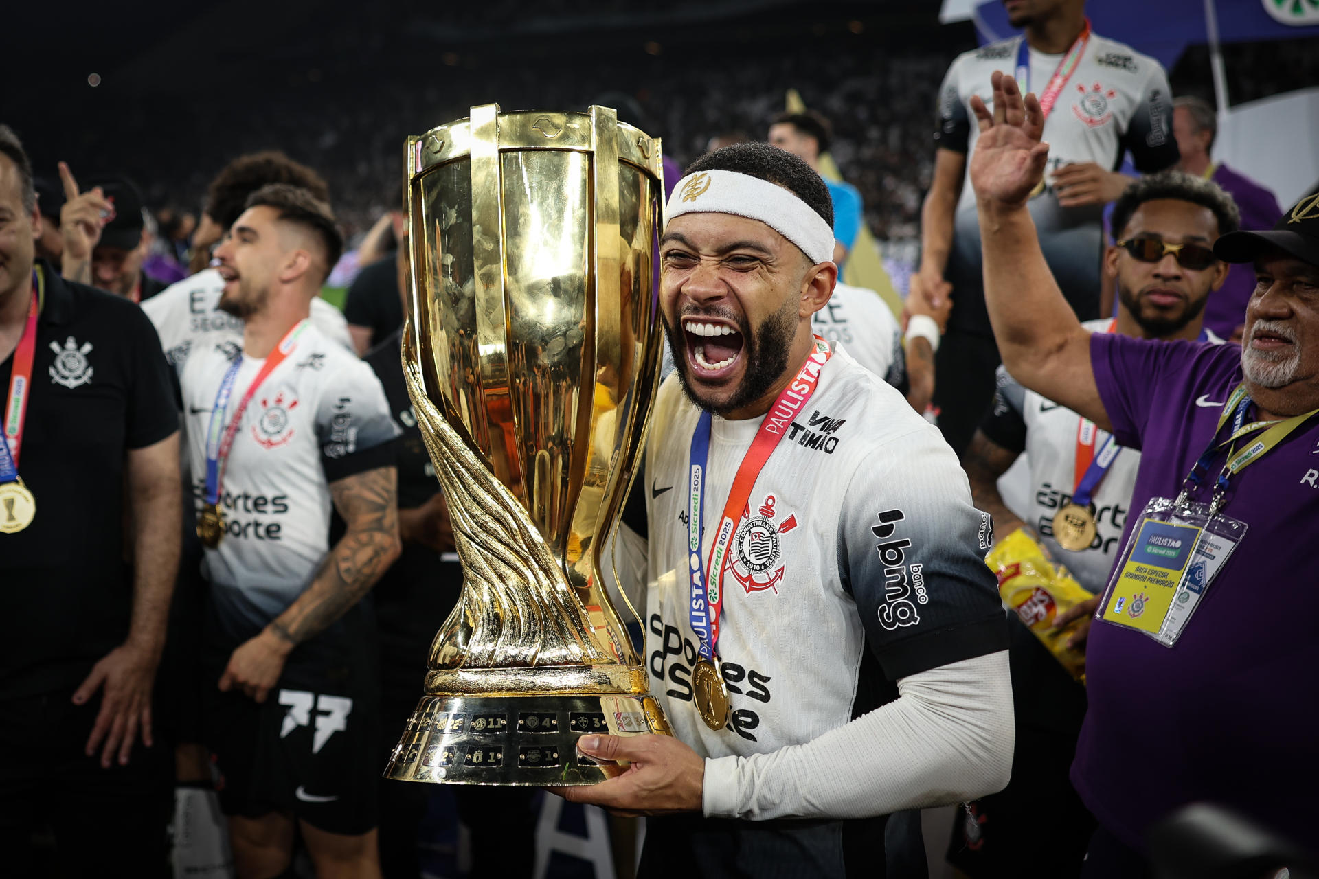 Memphis Depay de Corinthians celebra tras ganar el Campeonato Paulista. EFE/ Isaac Fontana