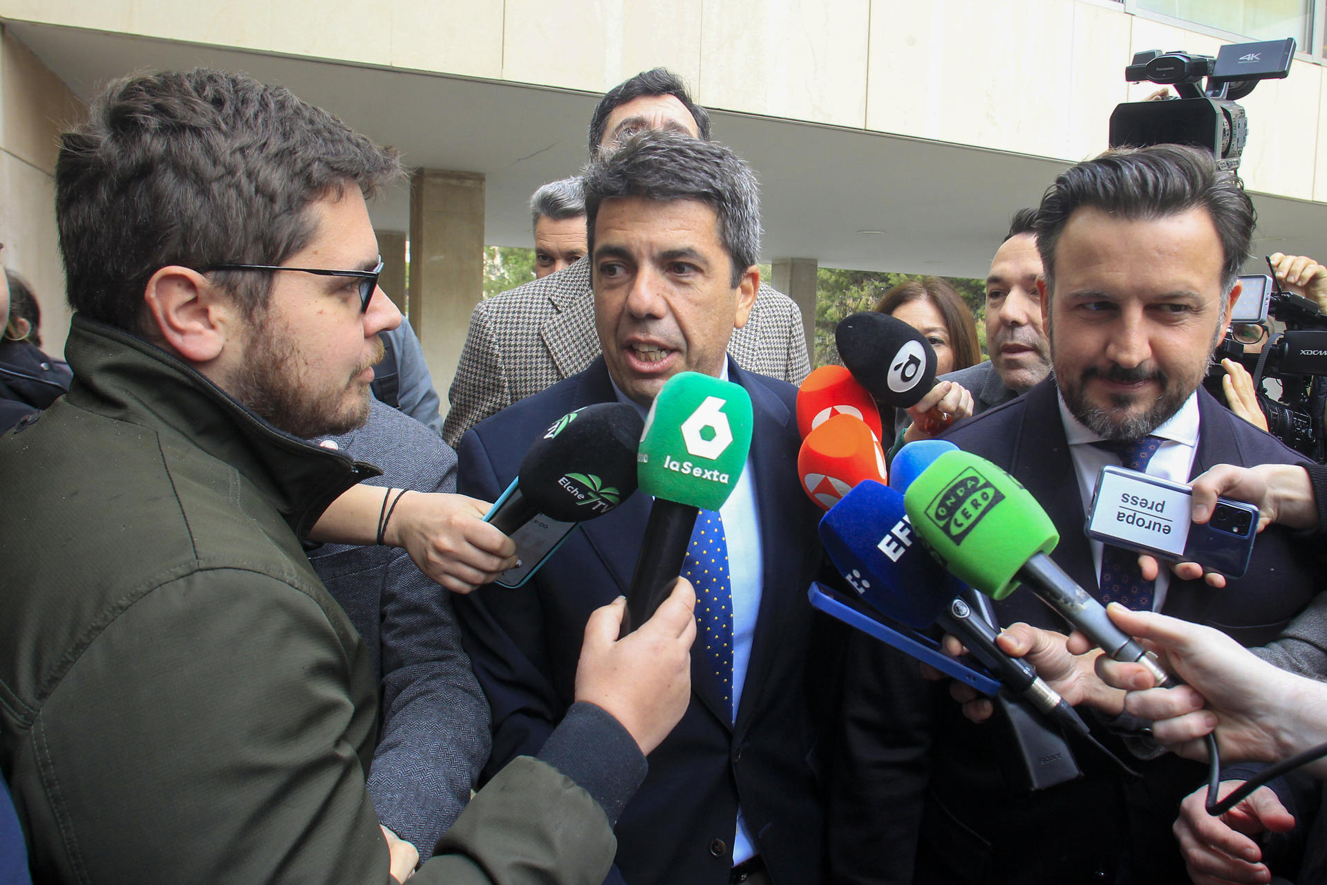 El president de la Generalitat, Carlos Mazón, y el alcalde de Elche, Pablo Ruz (d), realizan declaraciones a su llegada al acto de la firma de convenios para proyectos en la ciudad. EFE/Morell