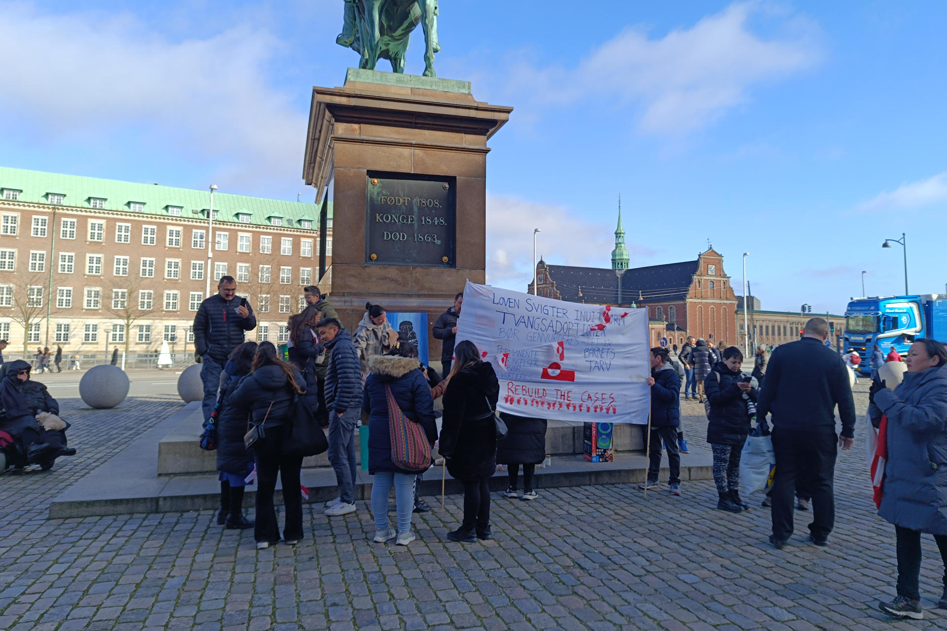 Manifestación de familias groenlandesas en Copenhague. Las adopciones forzosas de niños de familias groenlandesas residentes en Dinamarca han sido una de las cuestiones más polémicas en los últimos tiempos en la relación con Copenhague de este territorio autónomo que celebra elecciones el martes en medio del interés de EE.UU. por adquirirlo. EFE/ Anxo Lamela