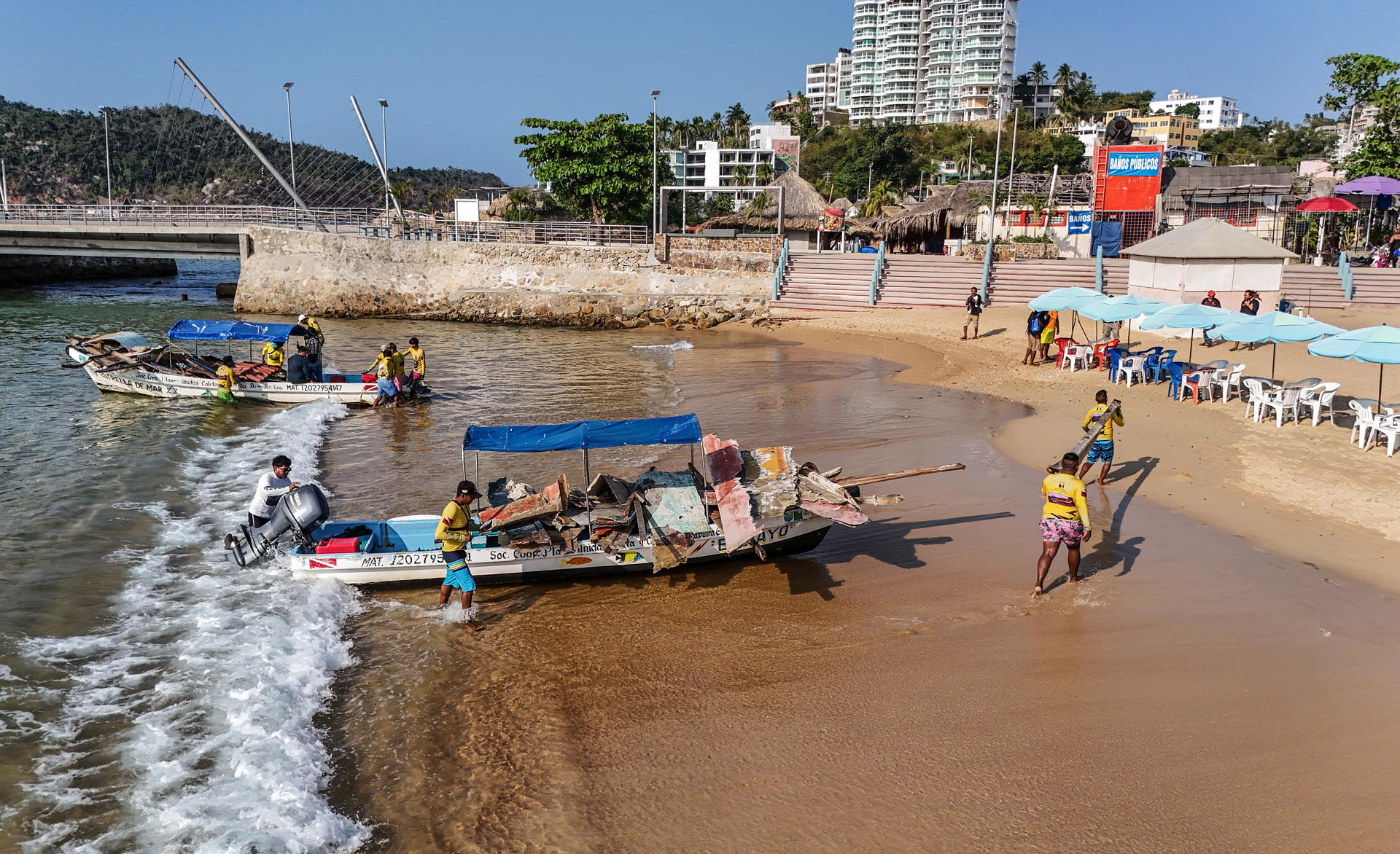 Fotografía aérea de personal de limpieza que a bordo de lanchas retiran basura y escombro este jueves, de las playas de Acapulco en Guerrero (México). EFE/ David Guzmán
