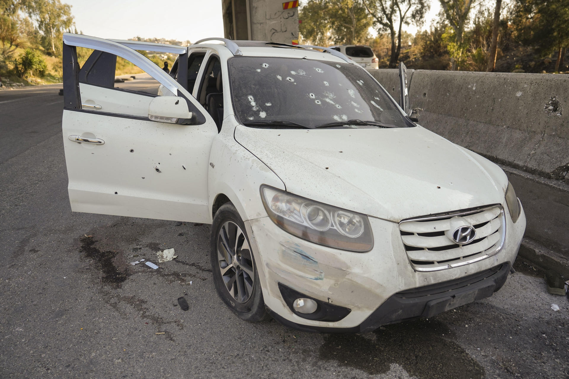 Coche con señales de disparos tras los ataques de los últimos días en la autopista M1 cerca de la ciudad de Jableh, (imagen del 13 de marzo de 2025). EFE/ Yahya Nemah