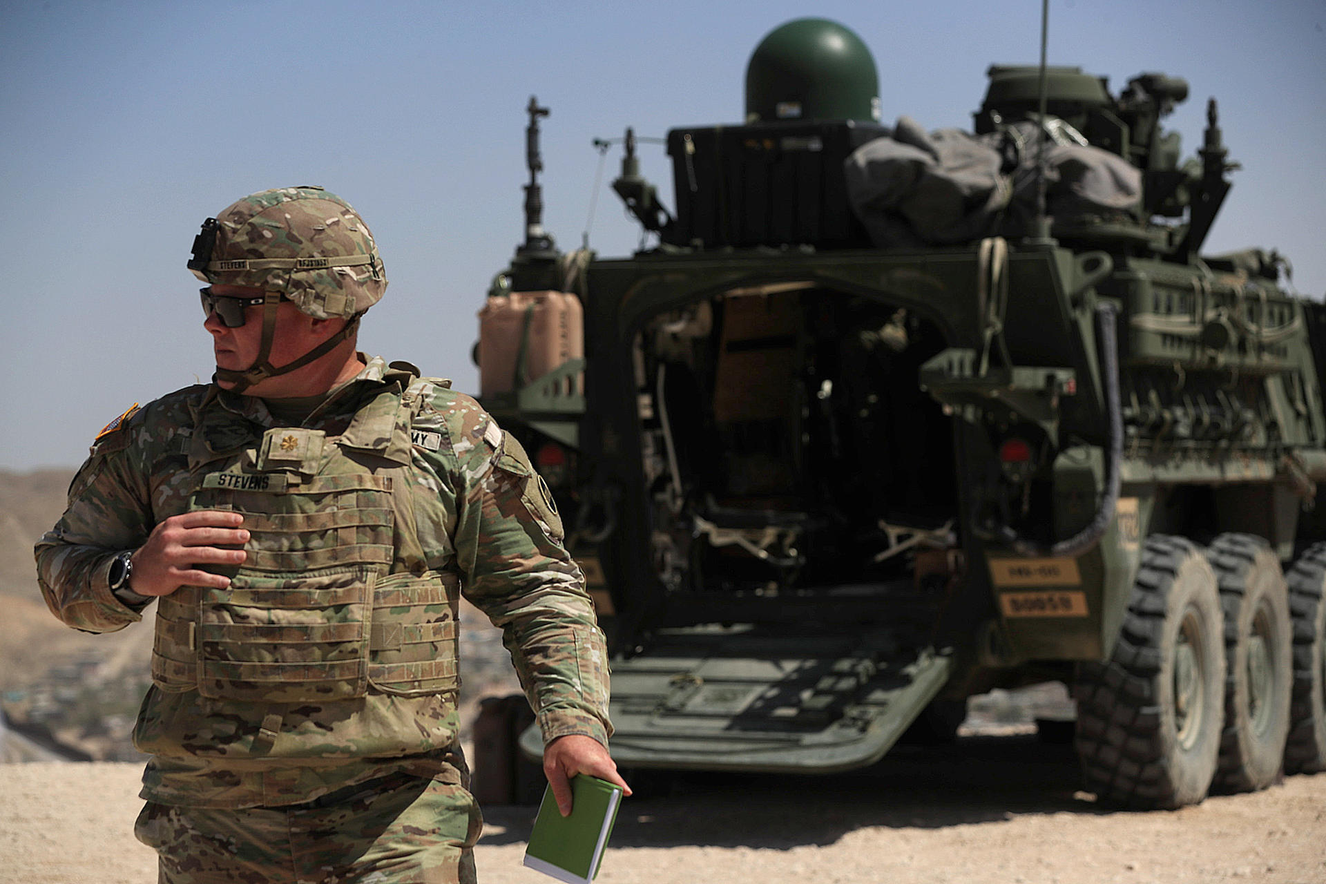 Un integrante del Ejército de Estados Unidos camina junto a un vehículo blindado 'Stryker' este domingo, en la frontera con Ciudad Juárez Chihuahua (México). EFE/ Luis Torres