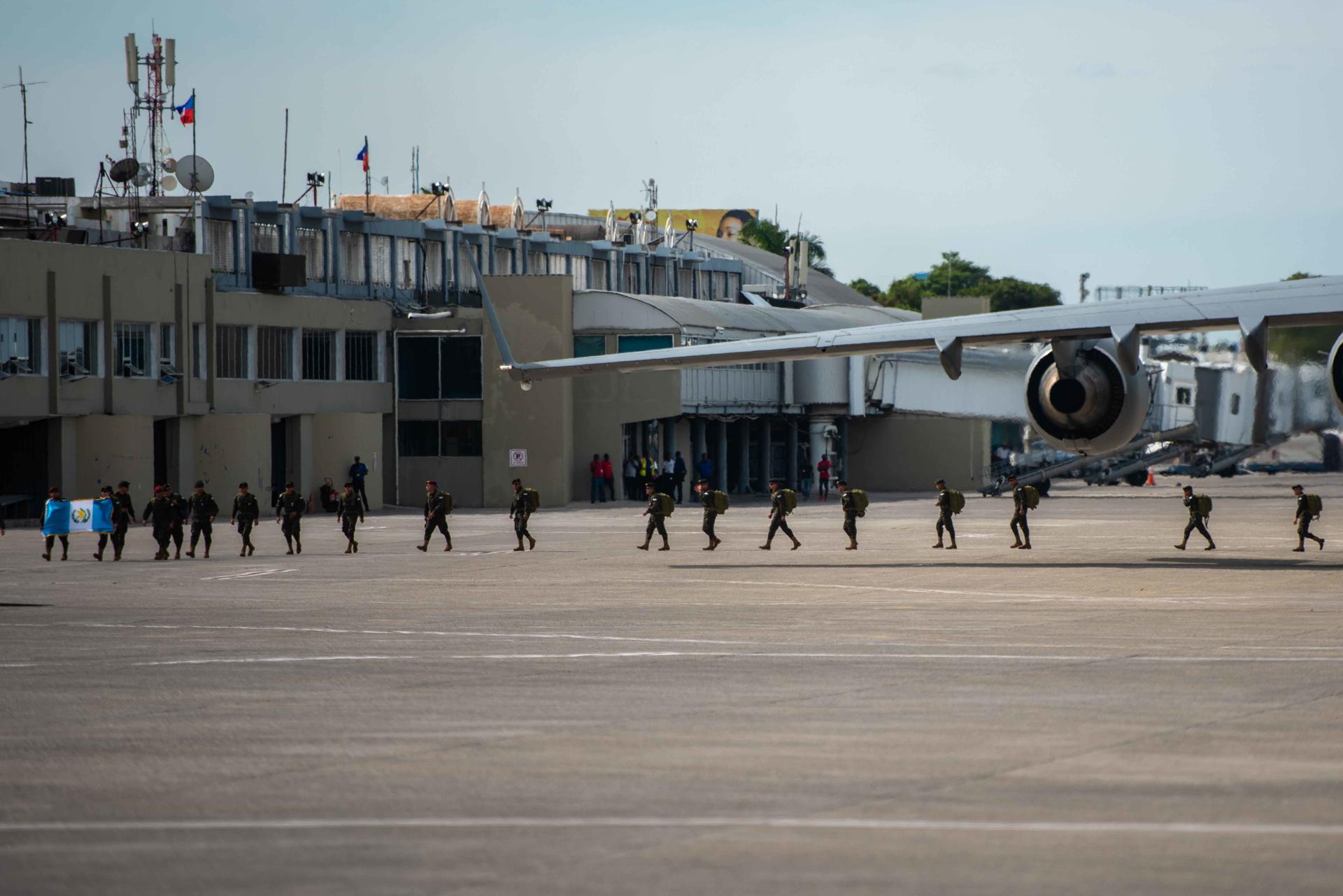 Fotografía del 4 de enero de 2025 del aeropuerto Toussaint Louverture de Puerto Príncipe durante la llegada de soldados guatemaltecos para reforzar a la Misión Multinacional de Apoyo a la Seguridad en Haití. EFE/ Johnson Sabin