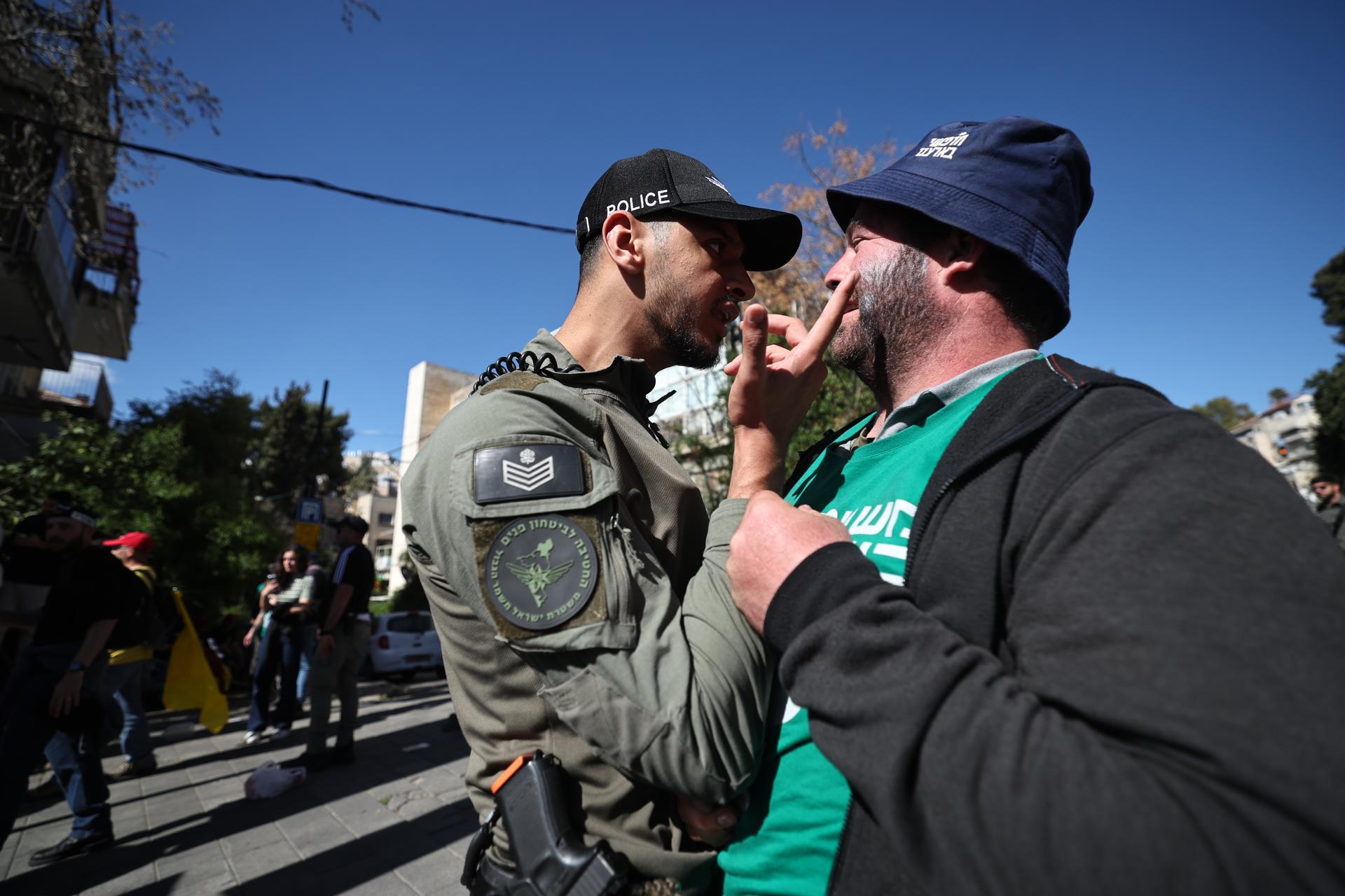 La policía y los manifestantes discuten durante una marcha para protestar por la reanudación de los combates en Gaza y contra los planes anunciados del primer ministro israelí Netanyahu de despedir al jefe del Shin Bet, Ronen Bar, en Jerusalén, 19 de marzo de 2025. (Protestas, Jerusalén) EFE/EPA/ATEF SAFADI