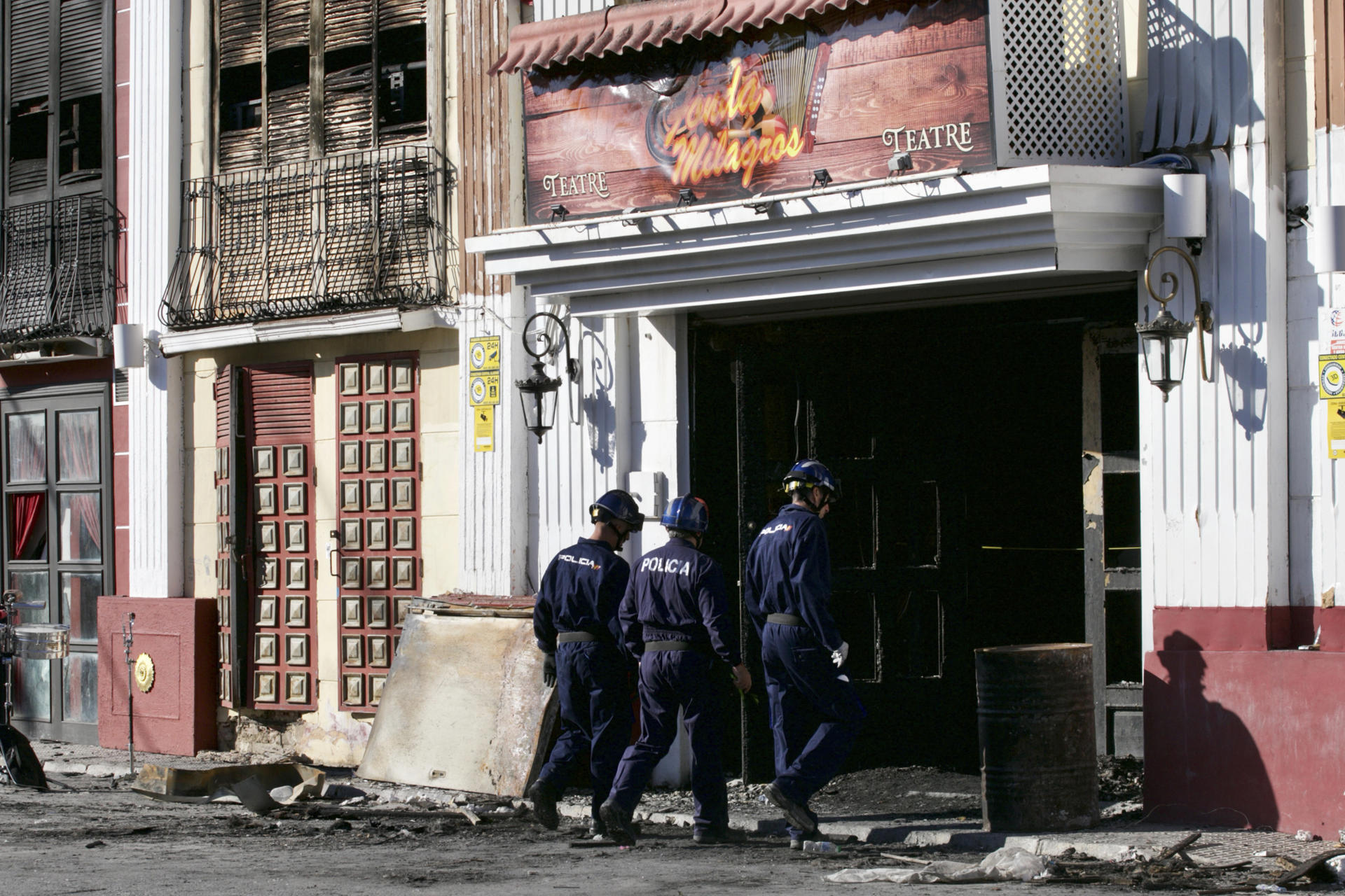 Agentes de la Policía Judicial acceden a la discoteca Fonda Milagros en una imagen de archivo. EFE/Juan Carlos Caval
