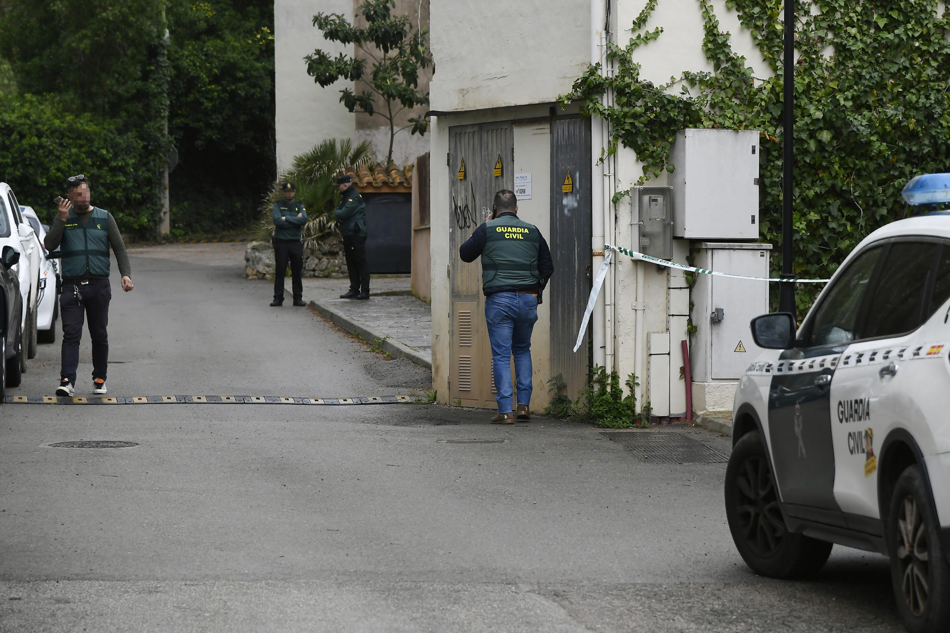 Imagen del 19/03/2025.- Una mujer de 79 años de edad ha fallecido este miércoles en Puigpunyent (Mallorca) tras recibir un disparo, mientras que su marido, de 82 años, se encuentra hospitalizado grave debido a una herida por arma de fuego. Según ha informado el 061, el suceso se ha producido en torno a las 07:00 horas en una casa situada en el número 22 de la calle Sa Riera de Puigpunyent. Agentes de la Policía Judicial de la Guardia Civil se han desplazado hasta el lugar para investigar las circunstancias de la muerte de la mujer y trabajan, entre otras hipótesis, con la posibilidad de que se trate de un crimen machista.-EFE/ Miquel A. Borràs