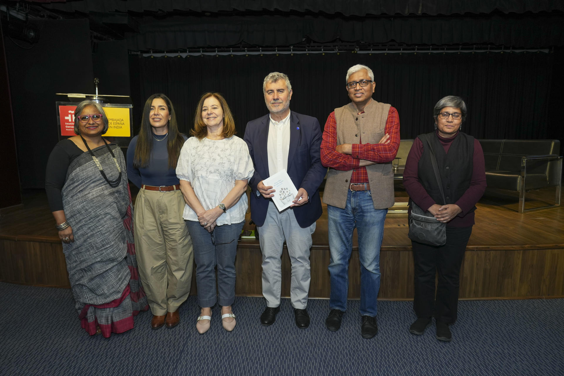 El presidente de la Agencia EFE, Miguel Ángel Oliver (c), junto a la directora del Instituto Cervantes en Nueva Delhi, María Gil Burman (3i), el editor y fundador del medio indio Satya Hindi, Ashutosh (2d), la periodista y editora jefe del medio indio Frontline, T.K. Rajalakshmi (d), y la activista y experta de Equality Now para el sur de Asia, Julie Thekkudan (i), durante la presentación esta tarde del nuevo libro de estilo urgente en la sede del Instituto Cervantes en Nueva Delhi. EFE/Sanjay Vohra