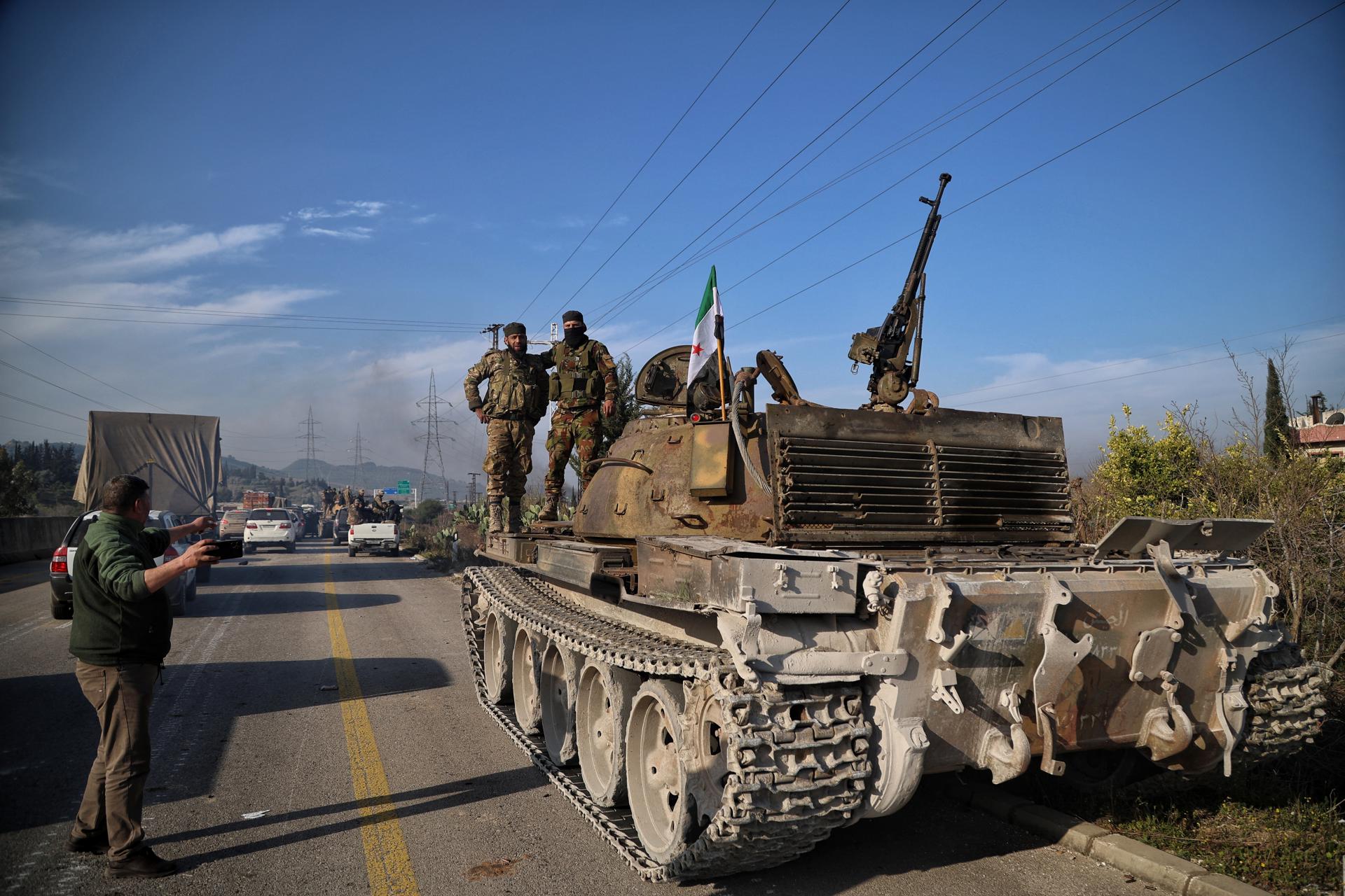 Las fuerzas de seguridad sirias se encuentran sobre un tanque mientras participan en una operación tras los ataques realizados contra las fuerzas de seguridad sirias, en Latakia, Siria, 07 de marzo de 2025. Al menos 16 oficiales de seguridad sirios fueron asesinados por partidarios del ex presidente Bashar al-Assad el 06 de marzo en la provincia costera de Latakia, informaron las fuerzas de seguridad sirias. (Siria) EFE/EPA/BILAL AL HAMMOUD