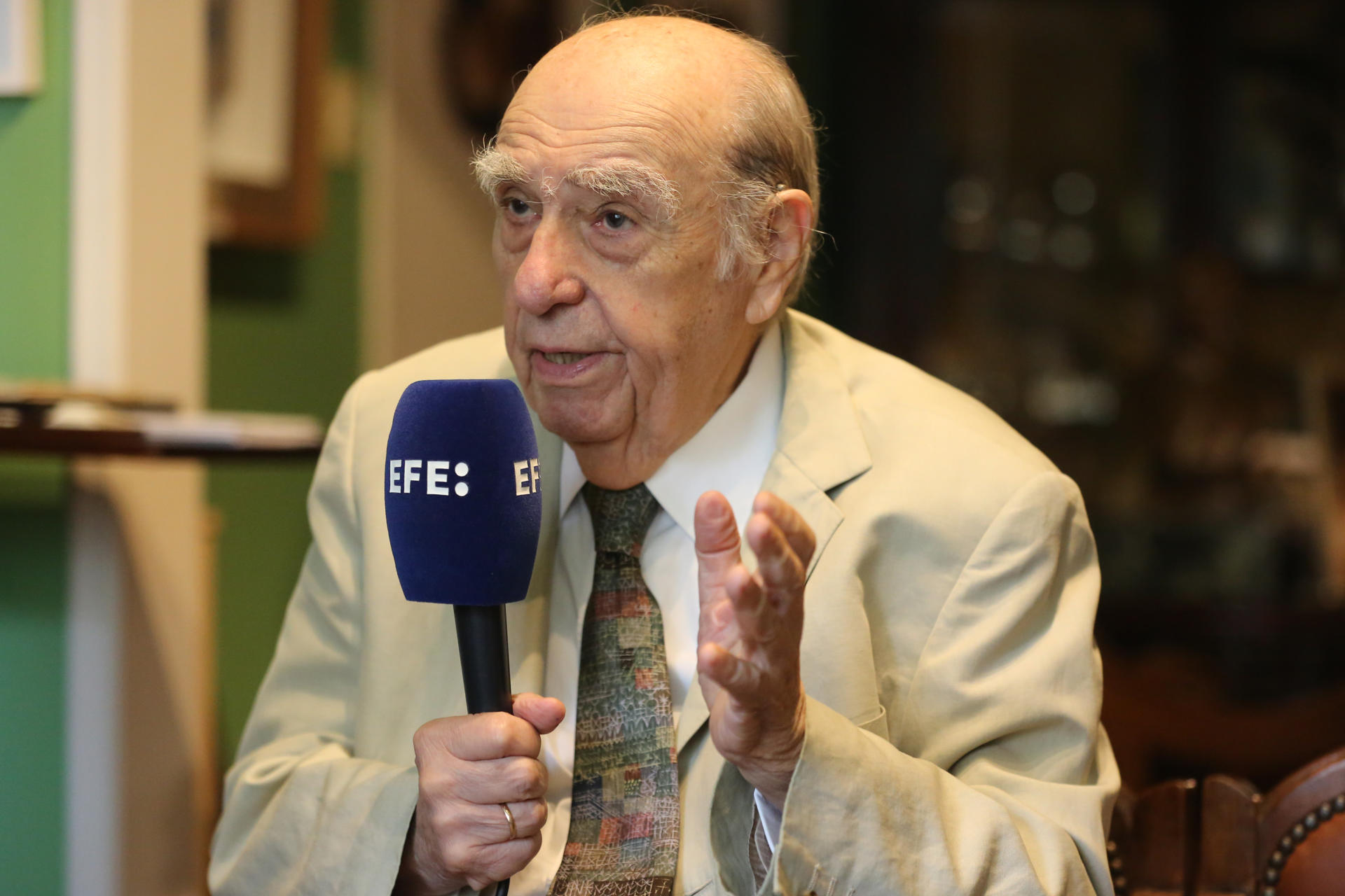 Fotografía del 11 de marzo de 2025 del expresidente de Uruguay Julio María Sanguinetti (1985-1990 y 1995-2000) durante una entrevista con EFE, en Montevideo (Uruguay). EFE/ Diana Illa