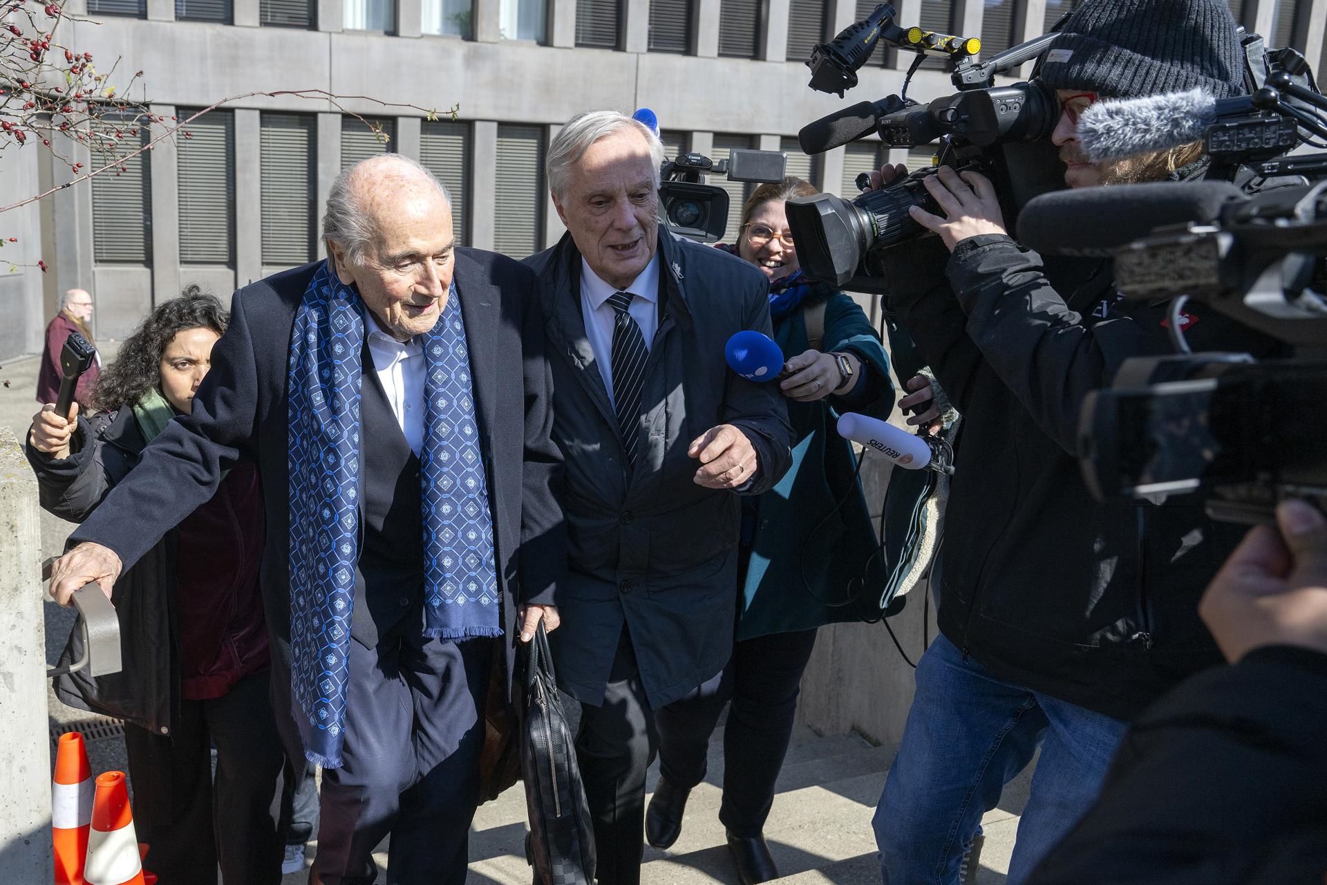 El ex presidente de la FIFA Joseph Blatter (I), acompañado por su abogado Lorenz Erni (C), sale de la Corte de Apelaciones Extraordinaria tras prestar declaración en Muttenz, Suiza, el 3 de marzo de 2025. EFE/EPA/URS FLUEELER