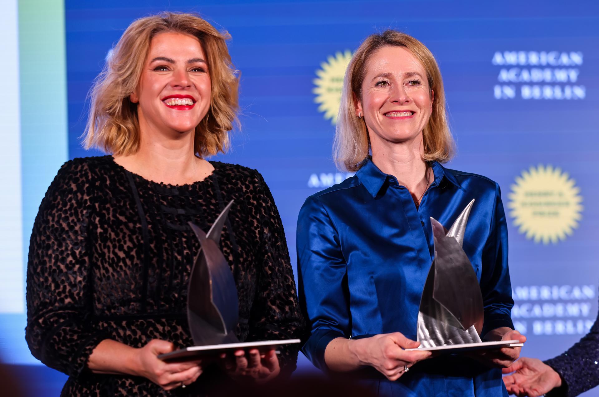 La Alta Representante de la UE para Asuntos Exteriores y Seguridad y ex primera ministra de Estonia, Kaja Kallas (d), y la primera ministra de Letonia, Evika Silina, fueron registradas este viernes, 28 de marzo, al recibir los Premios Henry A. Kissinger, en Berlín (Alemania). EFE/Hannibal Hanschke