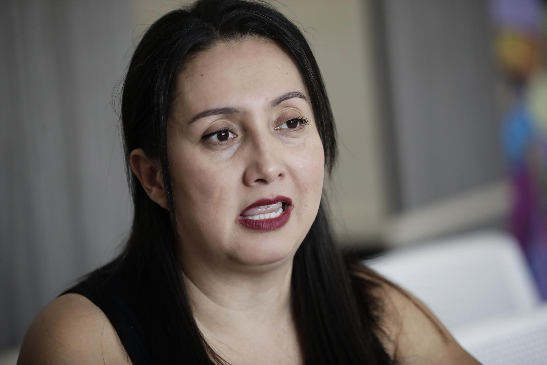 La directora nacional del Servicio Jesuita a Migrantes Karina Fonseca, habla durante una entrevista con EFE en San José (Costa Rica). EFE/Jeffrey Arguedas
