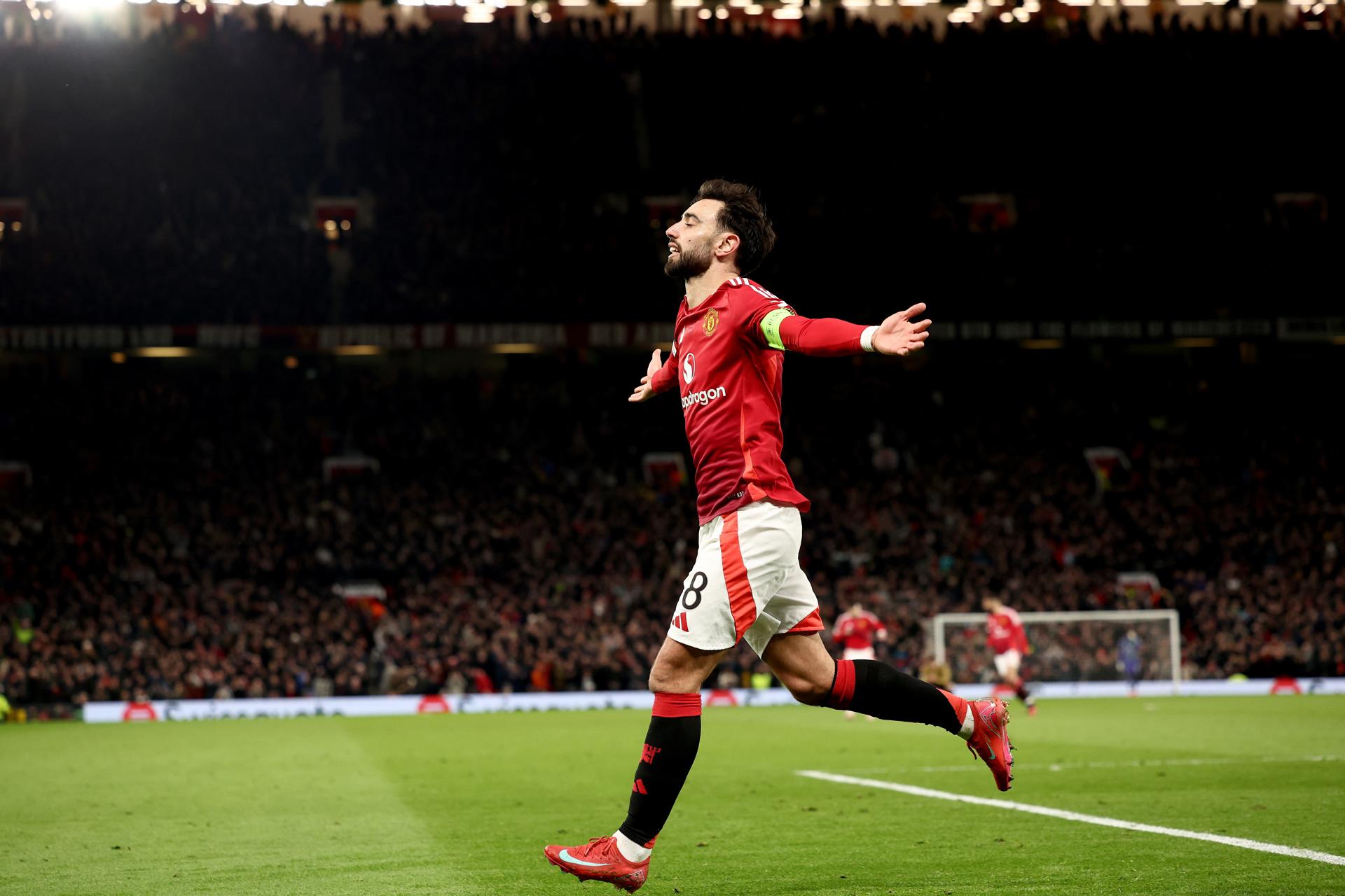 Bruno Fernandes, de largo el mejor jugador de este Manchester United, eliminó con un 'hat trick' a una Real Sociedad, que se pegó tres tiros en el pie, con dos penaltis cometidos y un jugador expulsado, y terminó con la temporada europea de los vascos en estos octavos de final de la Europa League (4-1). EFE/EPA/ADAM VAUGHAN