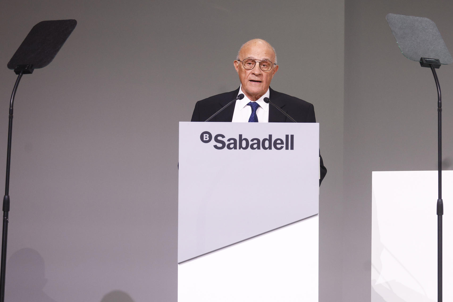El presidente del Banco Sabadell, Josep Oliu, durante su intervención en la Junta General de Accionistas de la entidad, que se celebra por primera vez en Sabadell (Barcelona) después de que el banco anunciara en enero el retorno de su sede social a Cataluña tras más de siete años en Alicante desde donde ha alertado este jueves de los "riesgos de ejecución" de la opa lanzada por el BBVA ante sus accionistas, que le han dedicado una larga ovación, y ha apelado al "bien común de este país" a la hora de valorar la oferta. EFE/ Quique García
