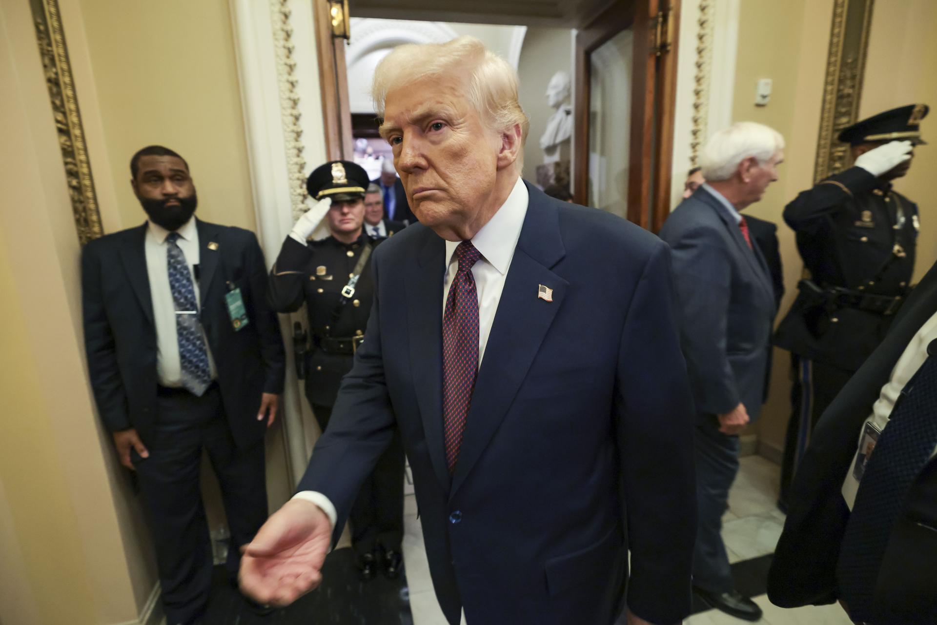 El presidente de Estados Unidos, Donald Trump, anunció que quitará la gestión de los préstamos estudiantiles al Departamento de Educación, pero no dijo cuándo. EFE/EPA/WIN MCNAMEE / POOL