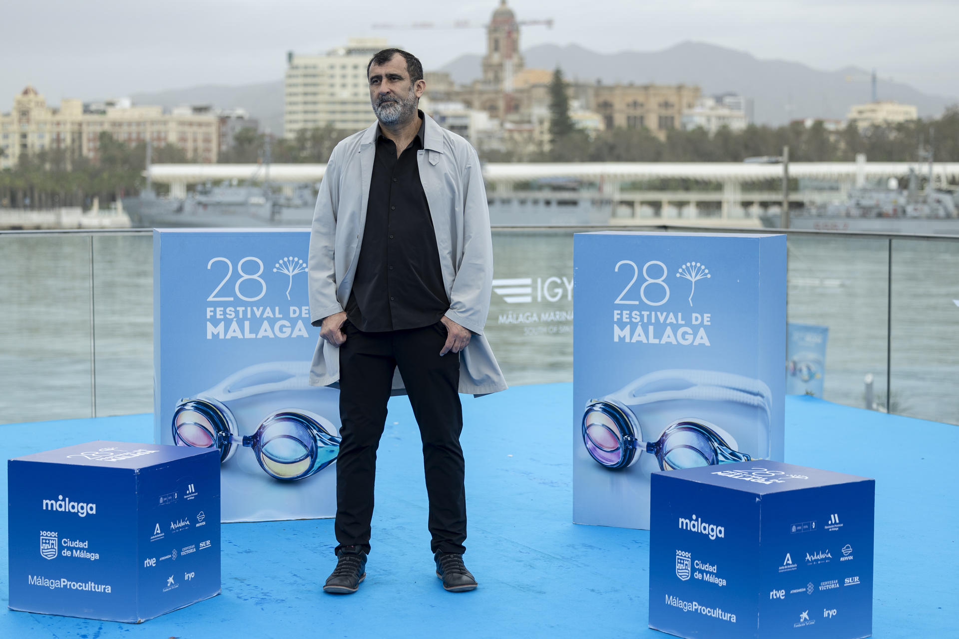 El director mexicano Adolfo Dávila posa durante la presentación de su película ' Violentas mariposas' a la sección oficial a concurso del 28 Festival de Cine de Málaga, este jueves en el Muelle Uno del Puerto de la capital malagueña. EFE/Jorge Zapata.
