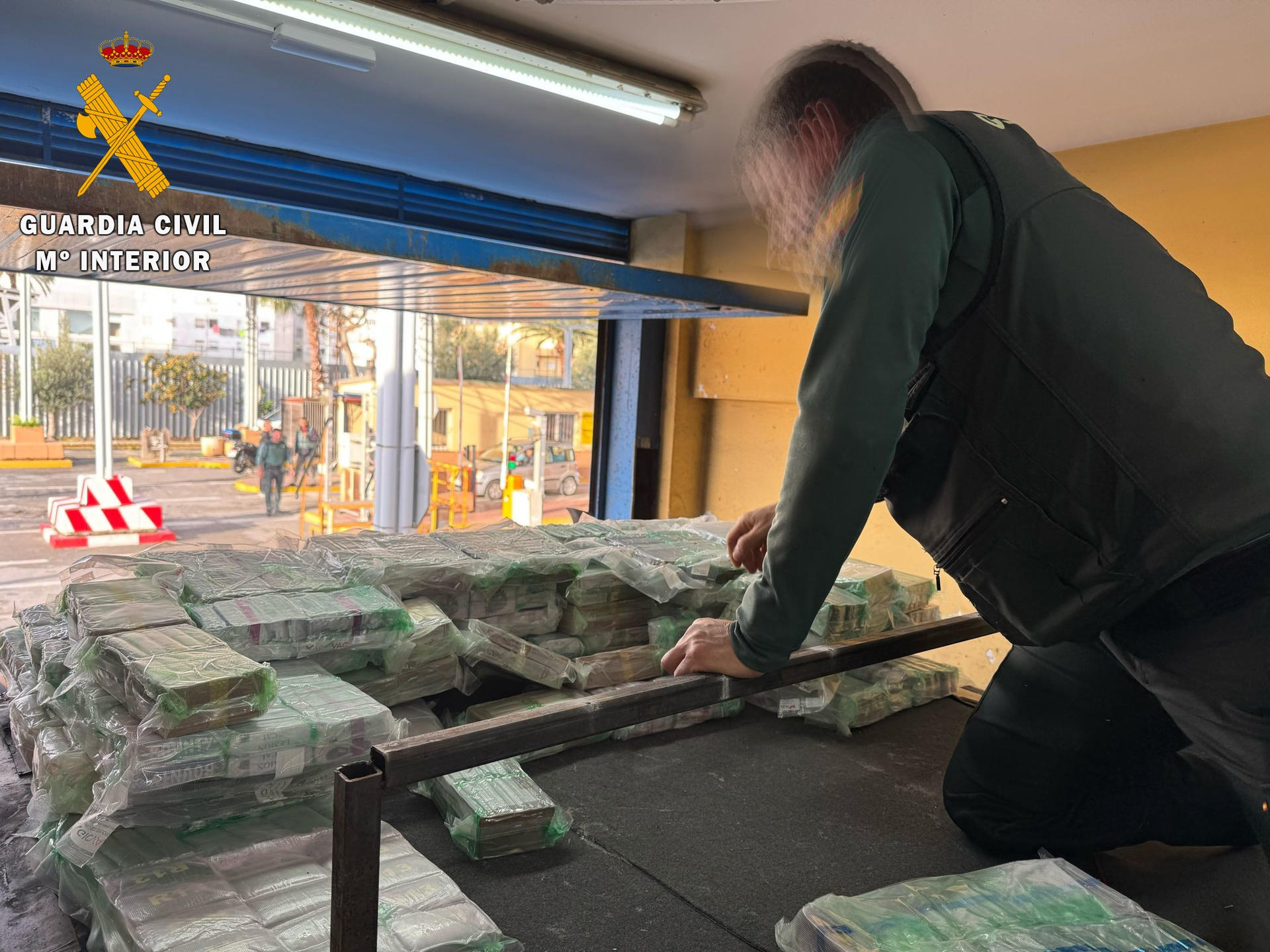 La Guardia Civil de Ceuta ha interceptado este viernes más de 900 kilos de resina de hachís que iban a ser introducidos en el puerto de Algeciras (Cádiz), escondidos en el interior de una furgoneta que había sido especialmente preparada. EFE/ Guardia Civil //SOLO USO EDITORIAL/SOLO DISPONIBLE PARA ILUSTRAR LA NOTICIA QUE ACOMPAÑA (CRÉDITO OBLIGATORIO)