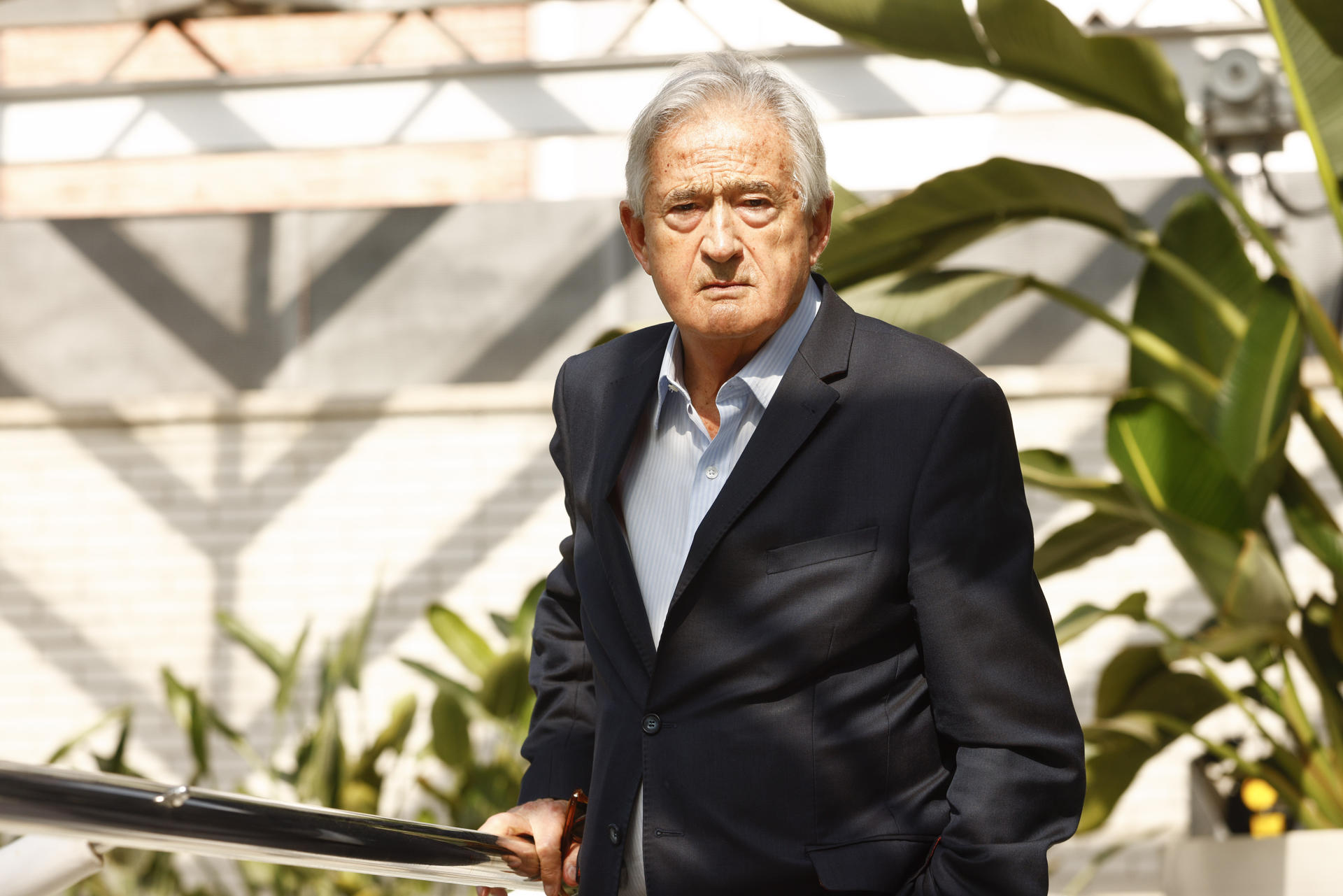 El historiador Antony Beevor, autor de ensayos como 'La guerra civil española', 'Un escritor en guerra. Vassili Grossman en el ejército ruso', 'El Día D. La batalla de Normandía ' o 'Rusia. Revolución y Guerra Civil 1917-1921', durante una entrevista con EFE en la que ha dicho que considera que el auge de la extrema derecha no se puede equiparar al fascismo de hace cien años porque "la historia nunca se repite, aunque tiene ecos incómodos". EFE/Quique García