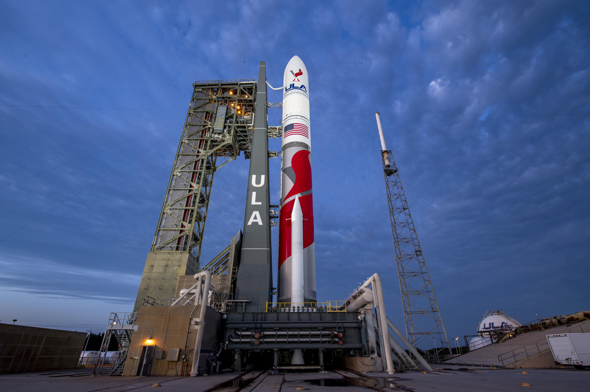 Fotografía cedida por United Launch Alliance (ULA) donde se muestra el cohete Vulcan en la plataforma del Complejo de Lanzamiento Espacial 41 (SLC-41) en Cabo Cañaveral, Florida (EE.UU.). EFE/ULA