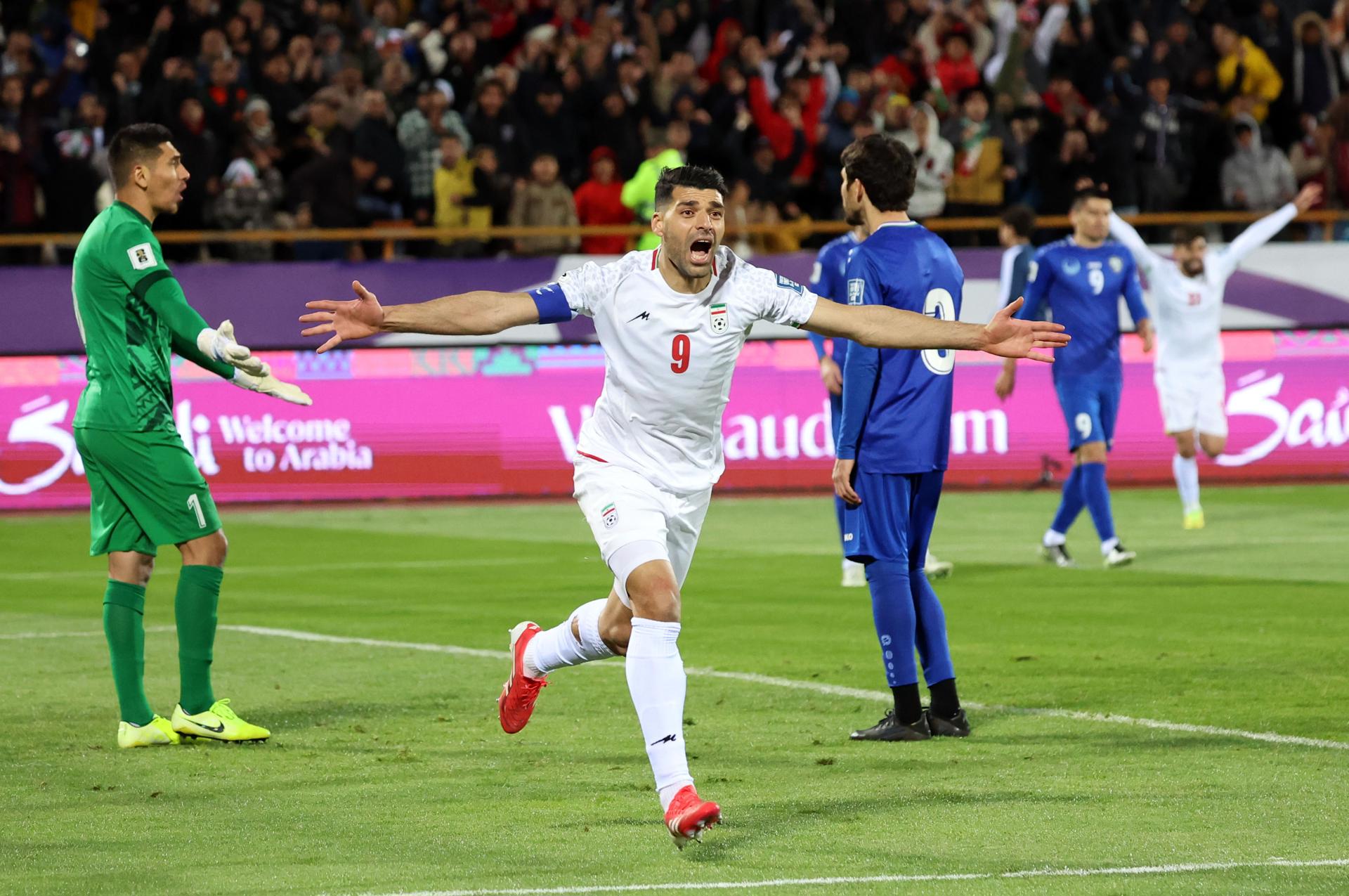 El jugador iraní Mehdi Taremi celebra el 1-1 durante el partido de clasificación para el Mundial jugado por Irán y Uzbekistán en Teherán, Irán EFE/EPA/ABEDIN TAHERKENAREH
