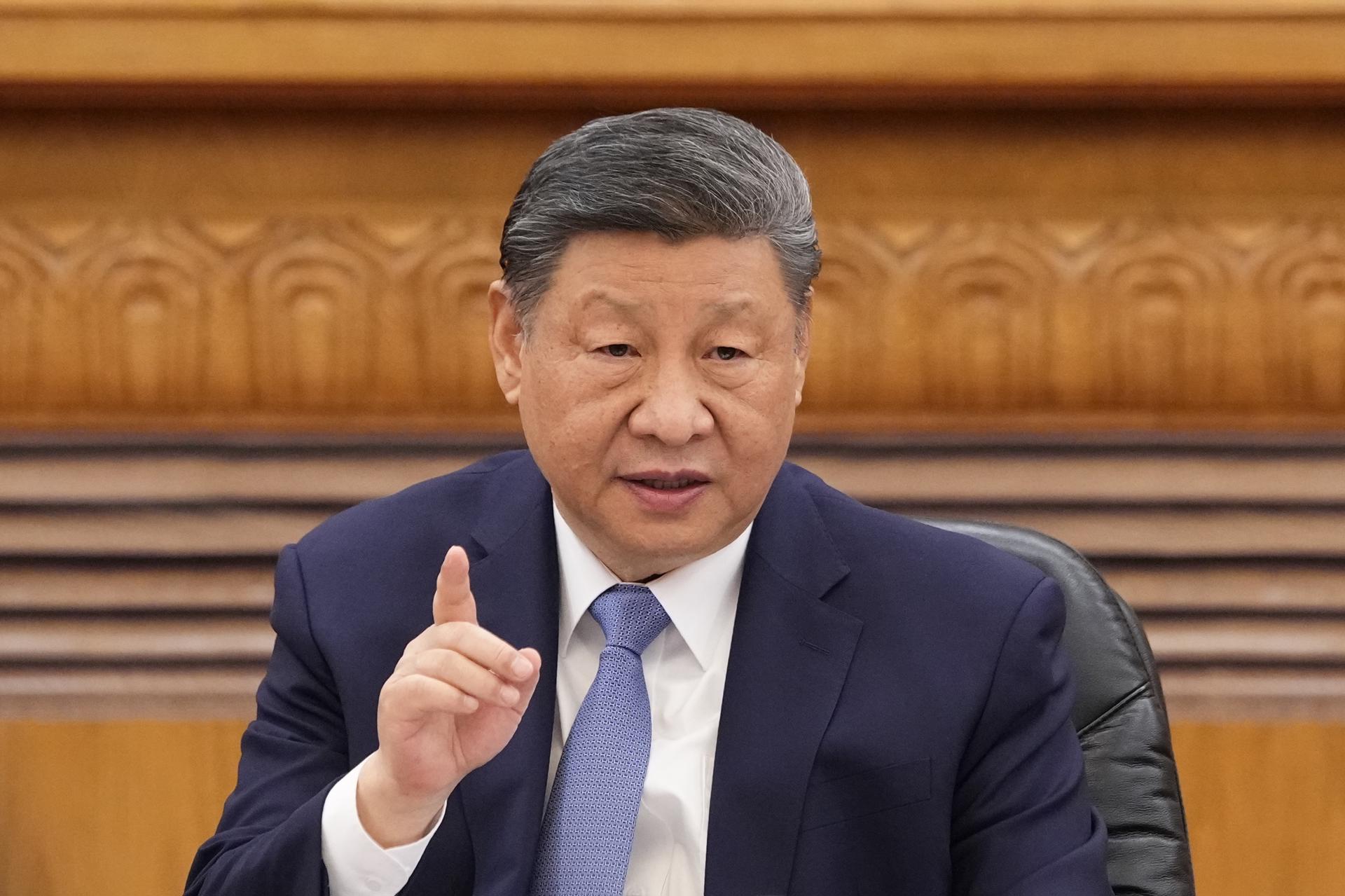 El presidente de China, Xi Jinping, habla durante una reunión con líderes empresariales mundiales en el Gran Salón del Pueblo, en Beijing, China, el 28 de marzo de 2025. EFE/EPA/KEN ISHII/POOL