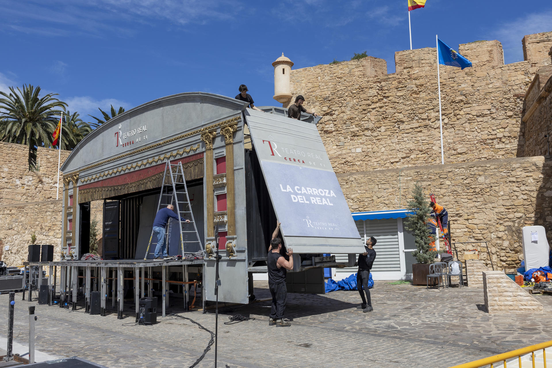 El Teatro Real se ha marcado el reto de sacar la ópera a la calle con un escenario itinerante que acumula ya más de 60.000 kilómetro. EFE/ Jose Manuel Giner