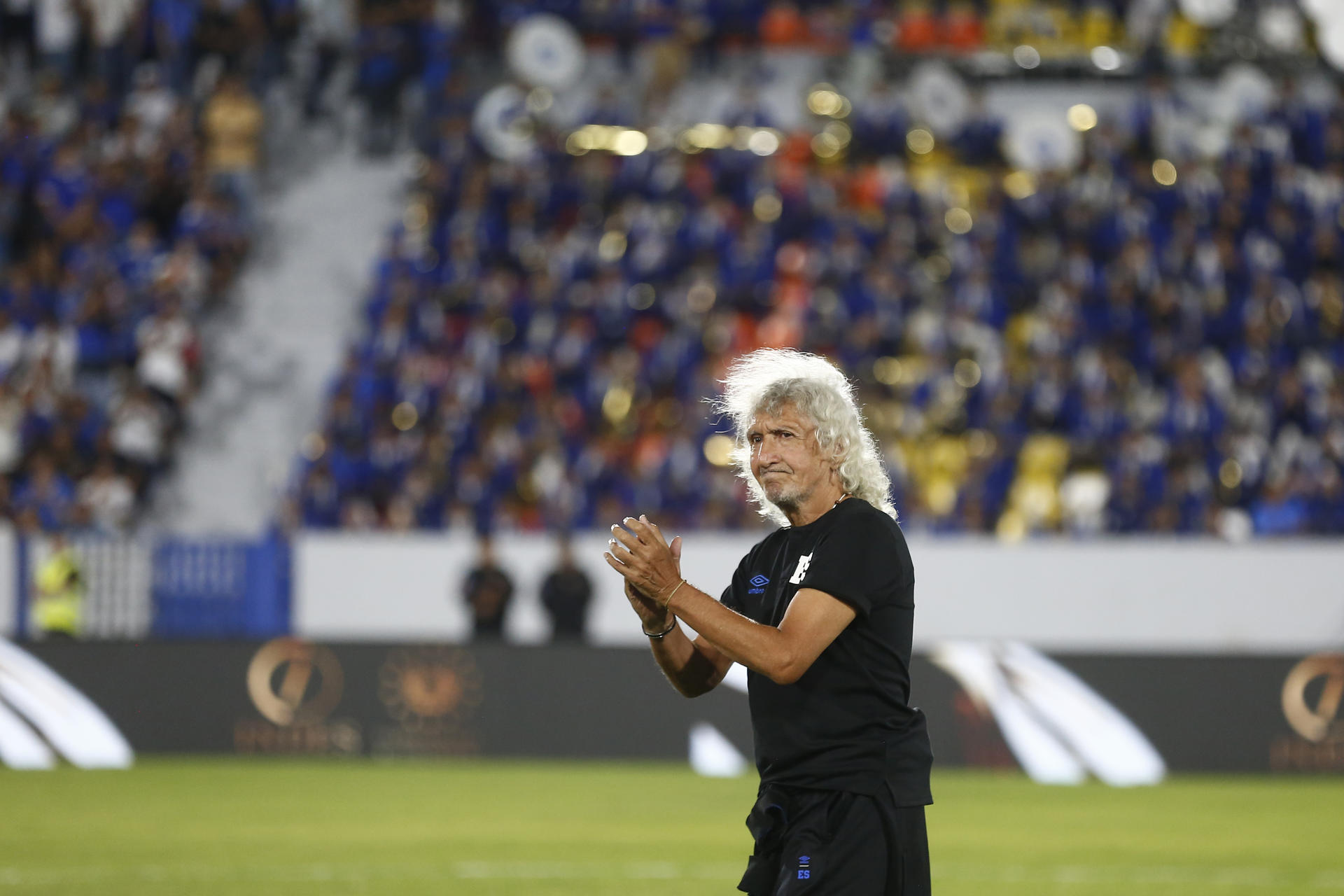El exfusbolísta salvadoreño Jorge "Mágico" González recibe un homenaje previo a un partido amistoso entre El Salvador y Pachuca en el Estadio Nacional Jorge El Mágico González en San Salvador (El Salvador). EFE/Rodrigo Sura