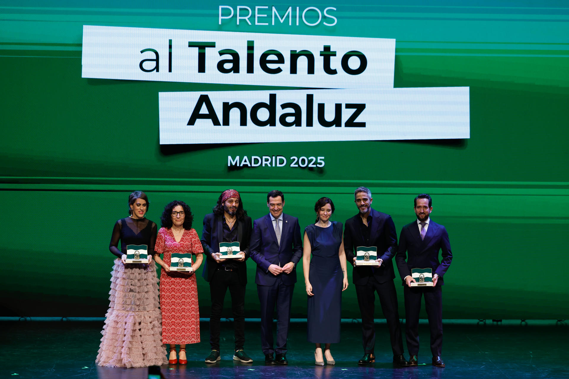 El presidente de la Junta de Andalucía, Juan Manuel Moreno Bonilla (c) y la presidenta madrileña Isabel Díaz Ayuso, posan con los galardonados en la entrega de los Premios Talento Andaluz 2025 que otorga el Ejecutivo andaluz, este lunes en Madrid. EFE/ Mariscal