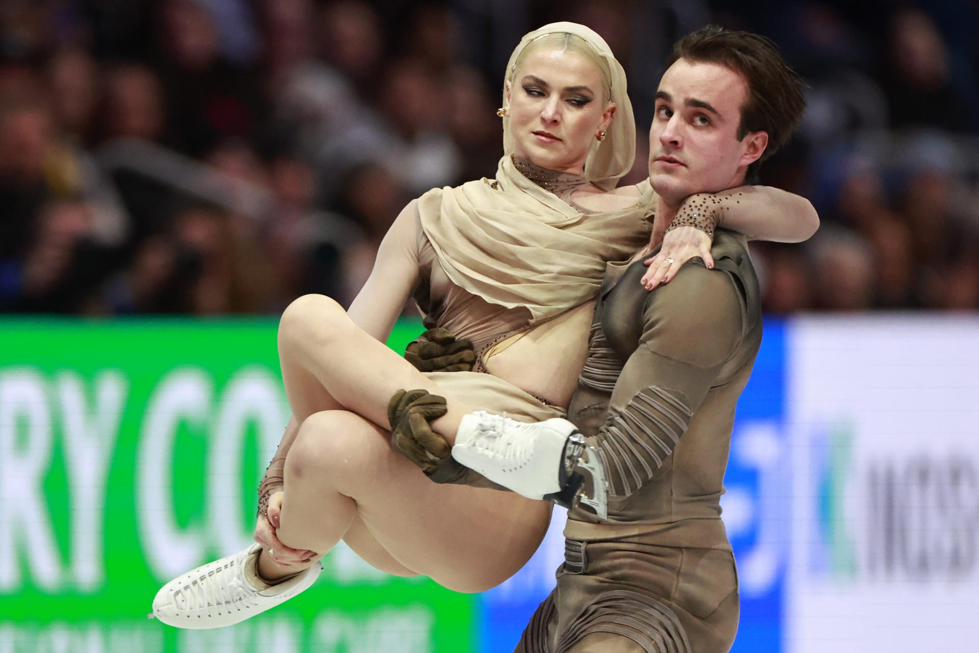 Los patinadores Olivia Smart y Tim Dieck la prueba de danza de los Campeonatos del Mundo de patinaje artístico disputados en el TD Garden de Boston (Estados Unidos) EFE/EPA/CJ GUNTHER