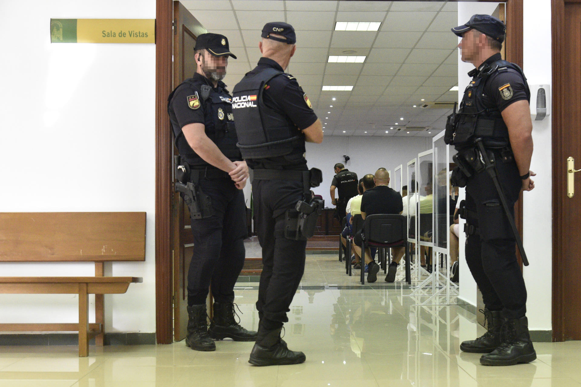 Agentes de la Policía Nacional custodian la entrada al juicio celebrado en la Audiencia de Cádiz, con sede en Algeciras, en la causa por un alijo de mil kilos de hachís en diciembre de 2019, con catorce acusados, siete de los cuales han reconocido los hechos y también aceptarán sentencias de conformidad. La defensa de Jesús Heredia, el Pantoja, ha aceptado una sentencia de conformidad de cinco años de prisión. EFE/ A.Carrasco Ragel
