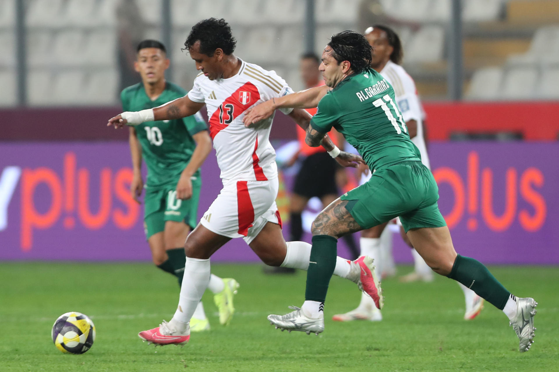 Renato Tapia (i) de Perú disputa un balón con Carmelo Algarañaz de Bolivia el pasado jueves, en un partido de las eliminatorias sudamericanas para el Mundial de 2026. EFE/ Paolo Aguilar