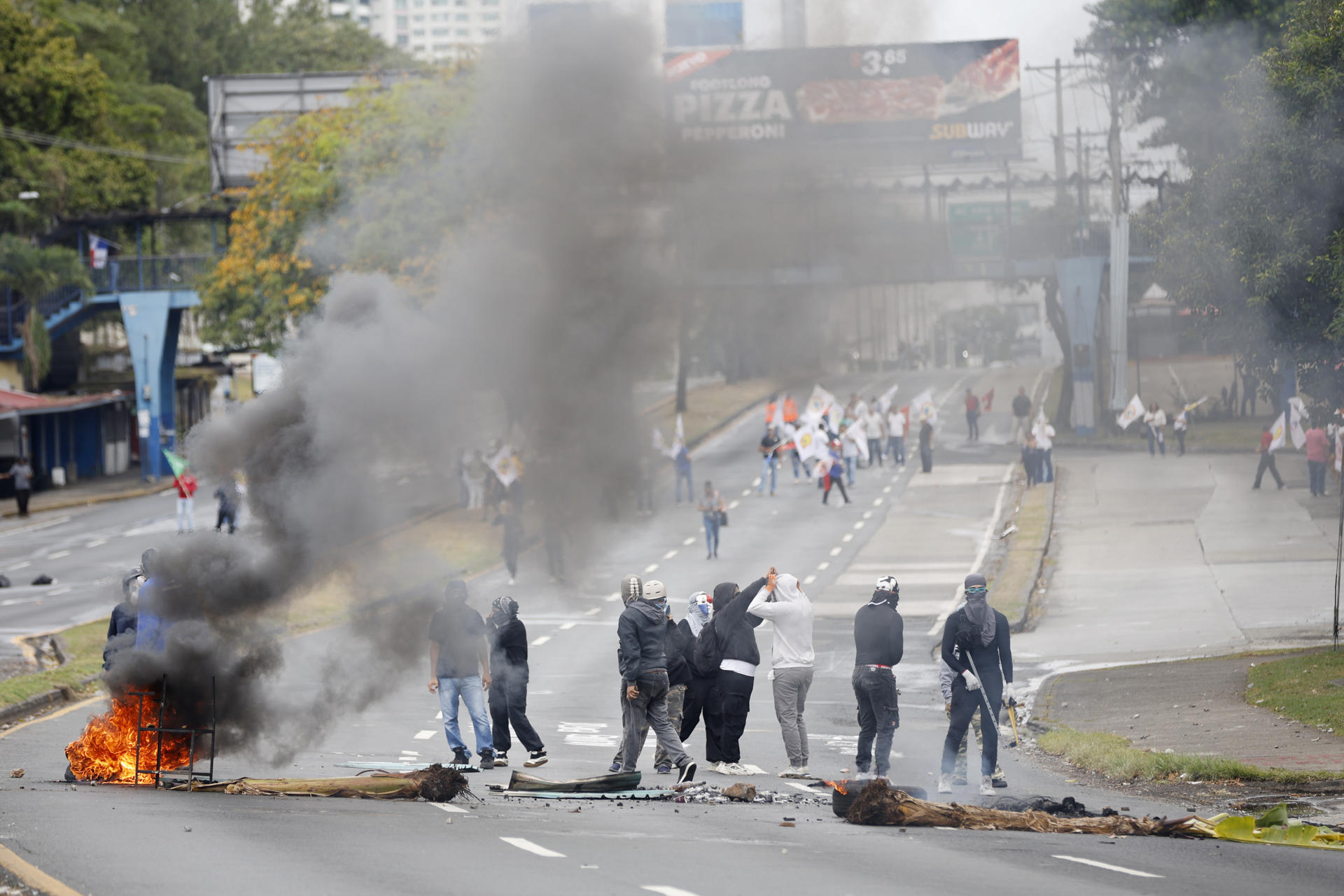 Un grupo de manifestantes fue registrado este viernes, 21 de marzo, al bloquear una avenida de Ciudad de Panamá, durante el paro nacional convocado por sindicatos de docentes del sector público en todo el país. EFE/Bienvenido Velasco