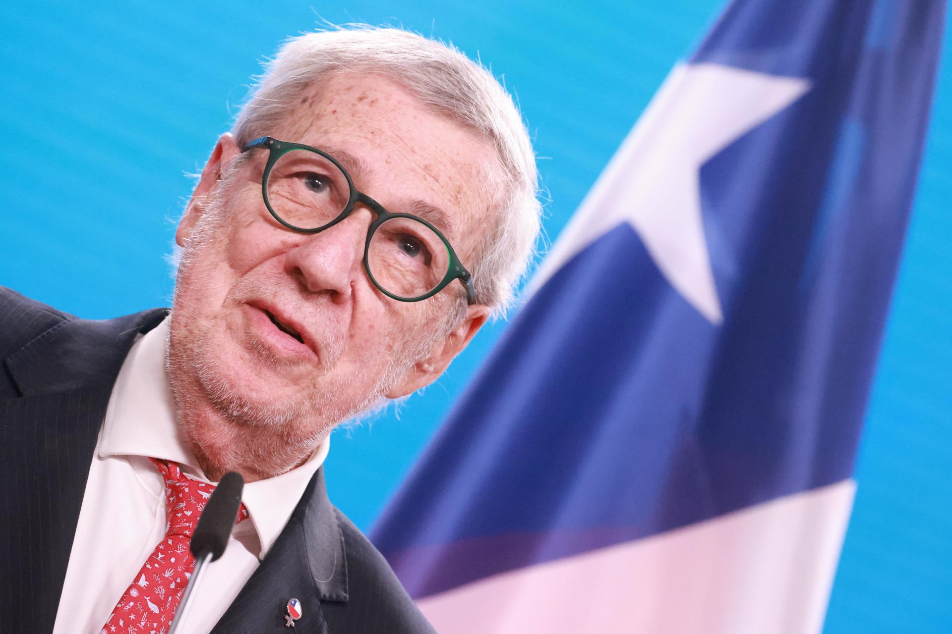 Fotografía de archivo en la que se registró al ministro de Relaciones Exteriores de Chile, Alberto van Klaveren, durante una visita a Berlín (Alemania). EFE/Clemens Bilan