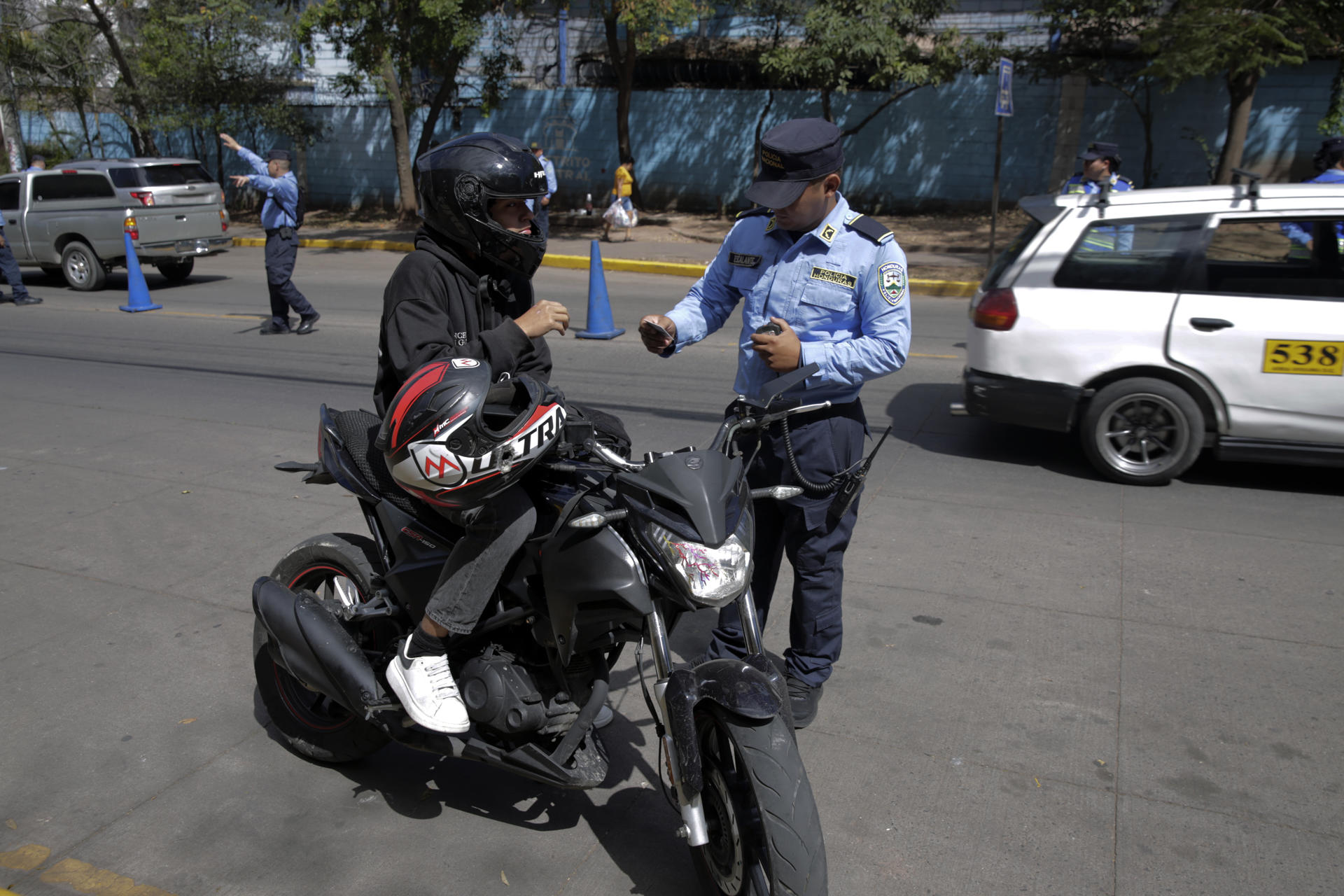 Agentes de la Policía Nacional realizan un operativo de seguridad este sábado, en Tegucigalpa (Honduras). EFE/ Gustavo Amador