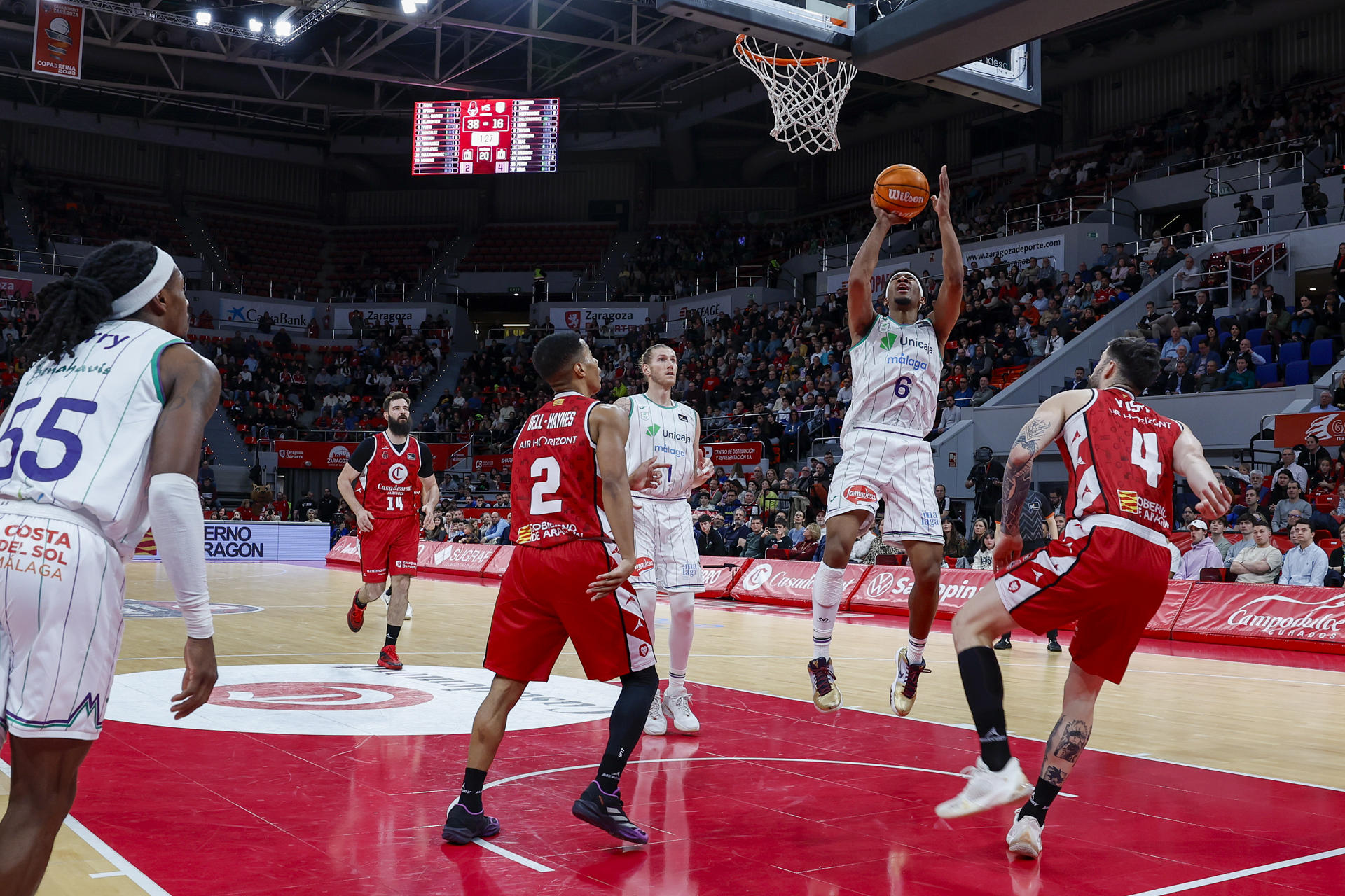 El alero estadounidense del Unicaja Kameron Taylor (2d) lanza a canasta ante varios rivales del Casademont Zaragoza durante el partido de Liga Endesa que se disputó en Zaragoza. EFE/ Javier Cebollada