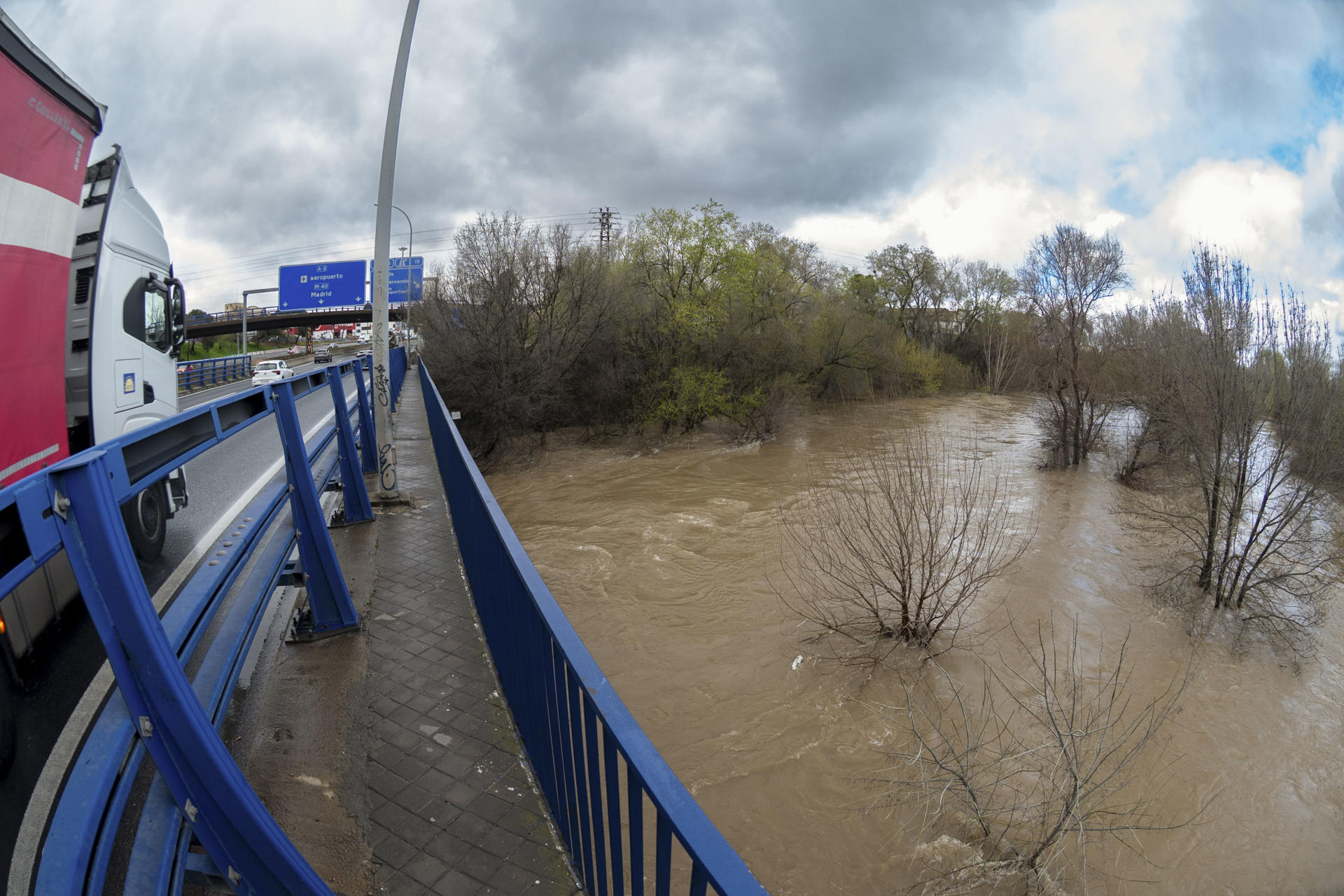 Vista del río Jarama bajo la A2 a la altura de la localidad de San Fernando de Henares, este viernes. EFE/ Fernando Villar