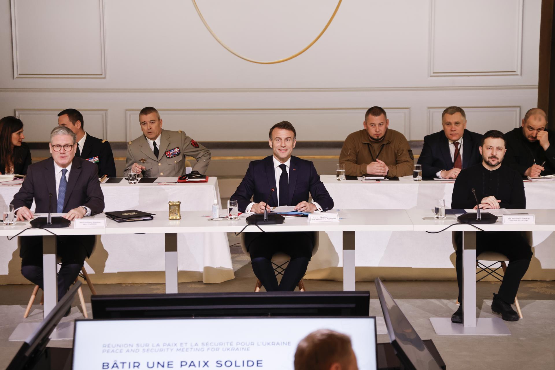 El Primer Ministro británico Keir Starmer (I), el Presidente de Francia Emmanuel Macron (C) y el Presidente de Ucrania Volodymyr Zelensky (D) participan en una reunión durante la cumbre de la 'Coalición de Voluntarios' en el Palacio del Elíseo en París, Francia, el 27 de marzo de 2025. El presidente francés, el 27 de marzo, recibe a líderes europeos, incluyendo al presidente de Ucrania, para una cumbre destinada a fortalecer la seguridad ucraniana antes de cualquier posible alto el fuego con Rusia. (Francia, Rusia, Ucrania, Reino Unido) EFE/EPA/LUDOVIC MARIN / POOL MAXPPP FUERA