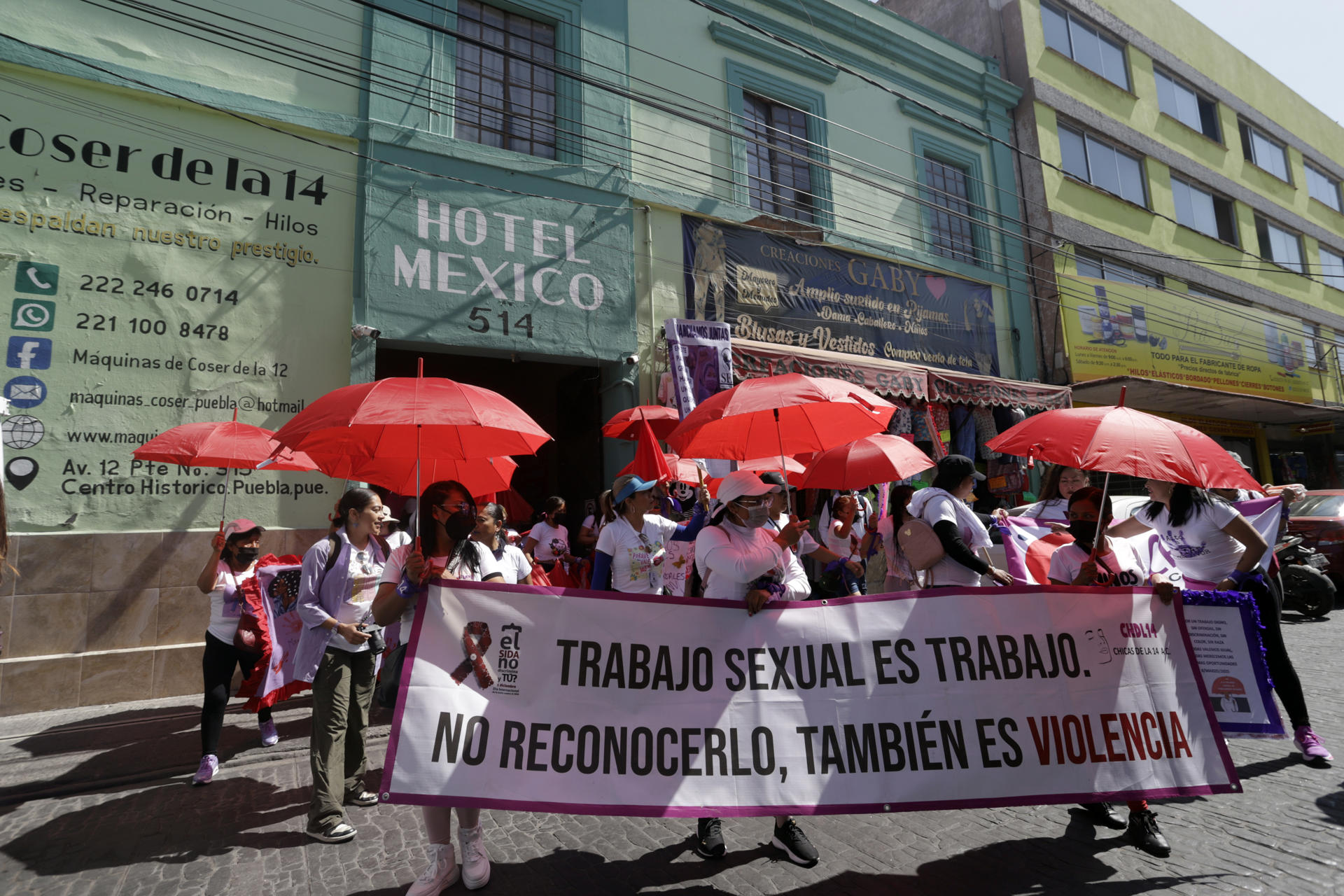 Trabajadoras sexuales marchan en el marco del Día Internacional de la Mujer este sábado, en el estado de Puebla (México). EFE/ Hilda Ríos
