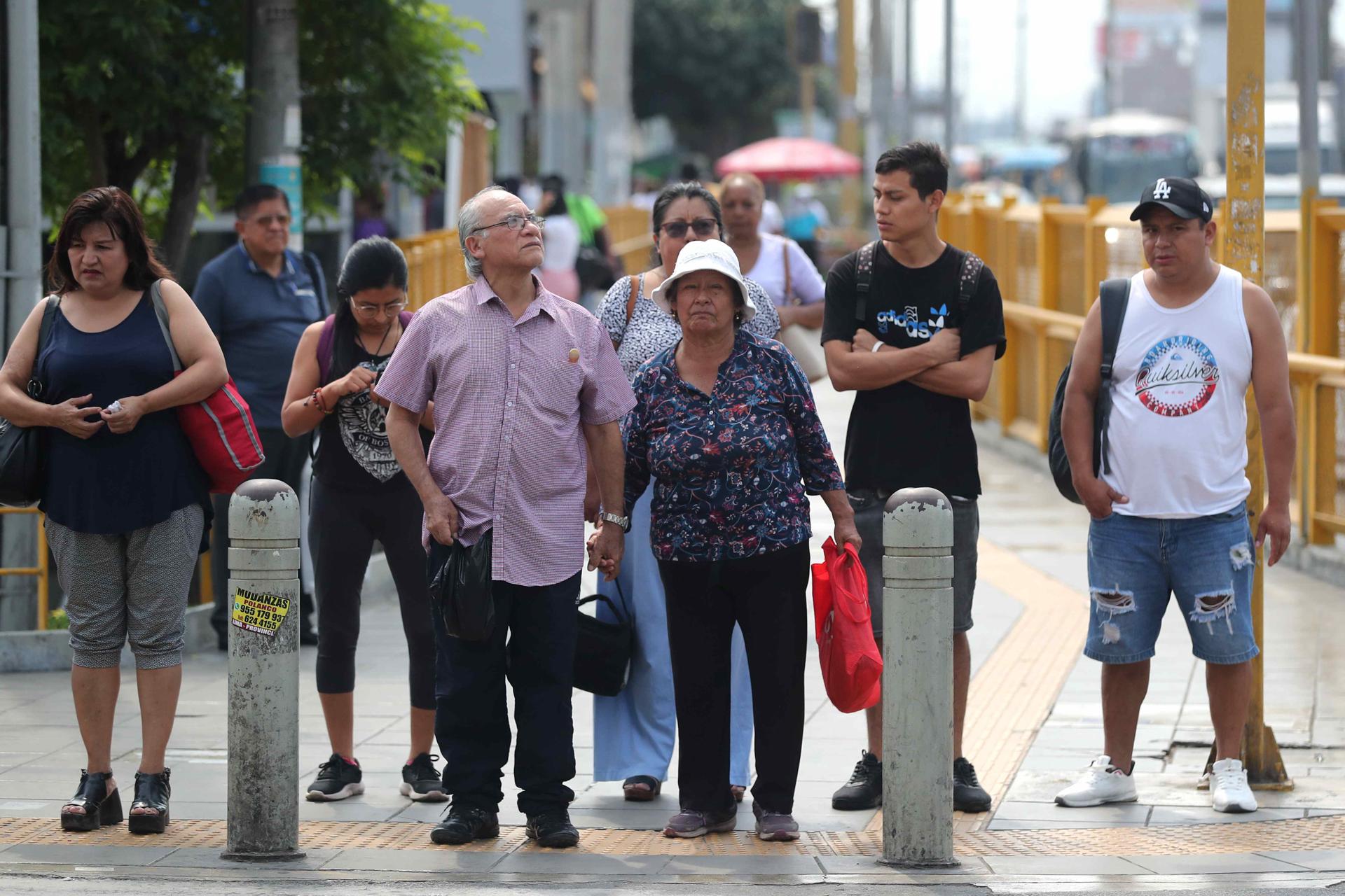 Personas caminan por una calle este lunes en Lima (Perú). EFE/ Paolo Aguilar
