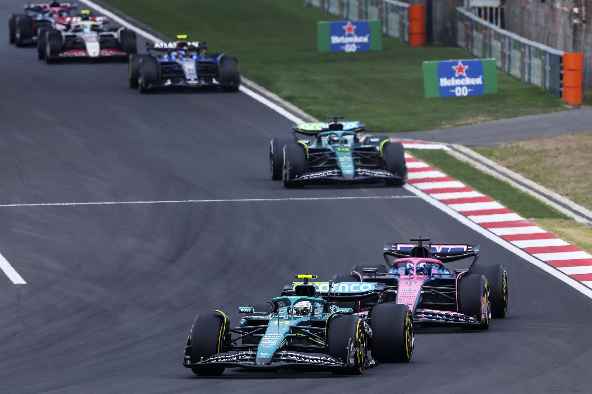 El español Fernando Alonso (delante) al comienzo del Gran Premio de Fórmula 1 de China, en el Circuito Internacional de Shanghái. EFE/EPA/WU HAO